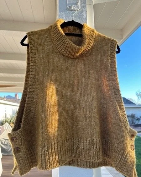 Finished + fresh off the needles: Lulu Slipover ✨
&nbsp;I just finished the Lulu Slipover Chunky (PetiteKnit) in one of my forever favorites&mdash;Woolfolk Luft&mdash;and I have to say: bulky yarn is its own kind of joy.
 Fast fabric. Big cozy textur