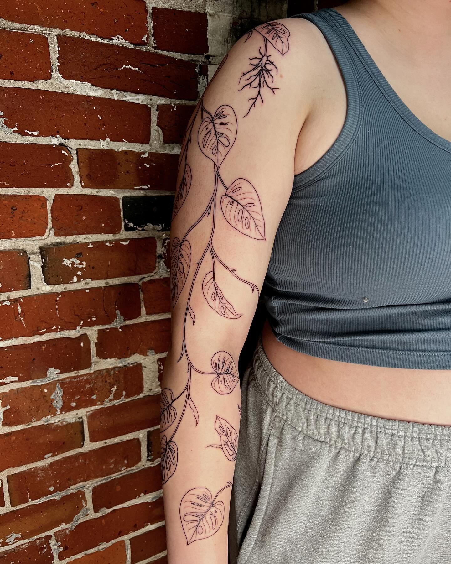 Work in progress | Trailing monstera adansonii 🌿🌱

Thank you for the trust :) 

#tattoo #blackworktattoo #stippletattoo #qttr #queertattooer #queertattooartist #phillytattooartist #phillyartist #quakertownpa #vegantattoo