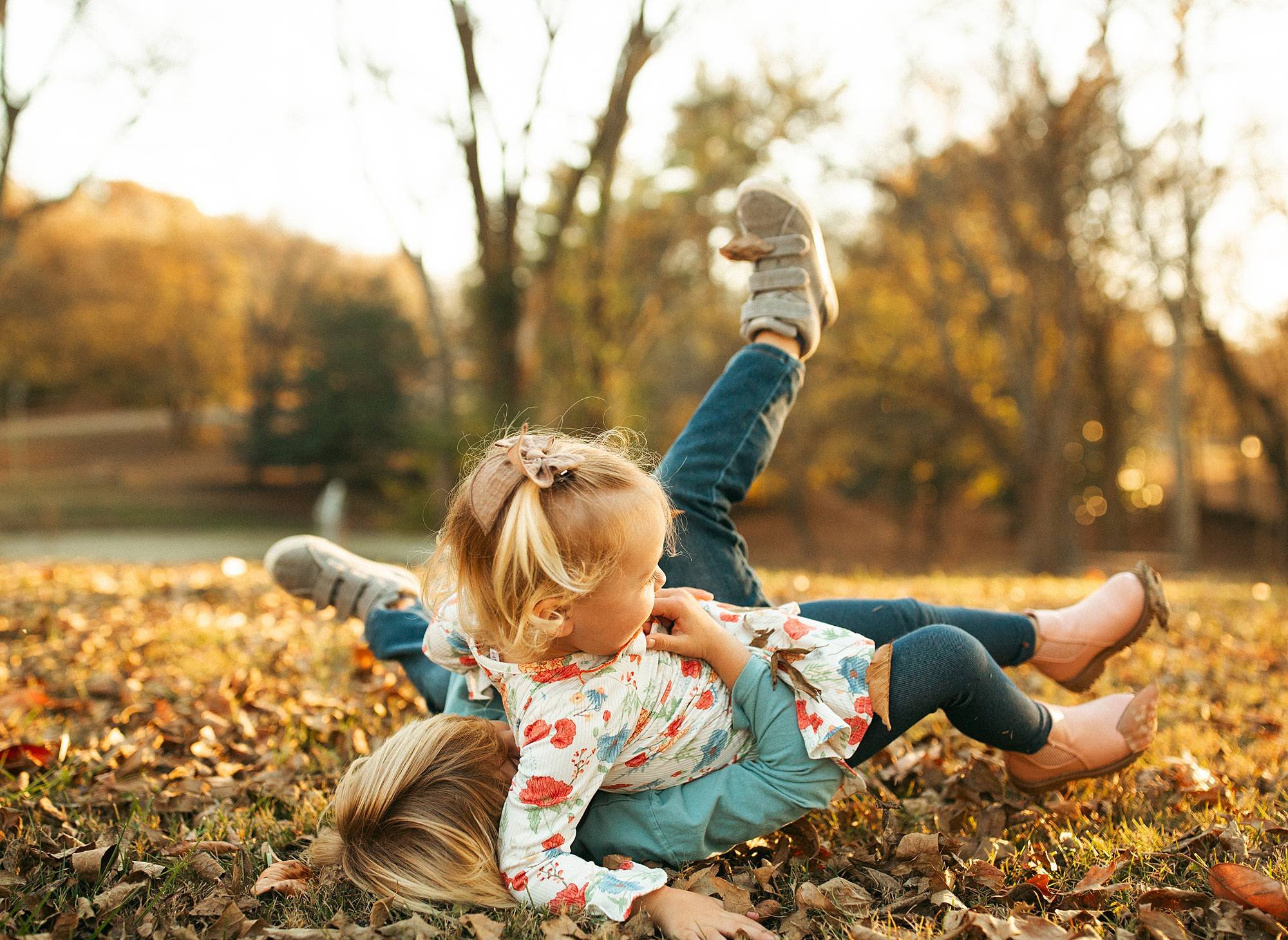 lifestyle photos brother and sister playing