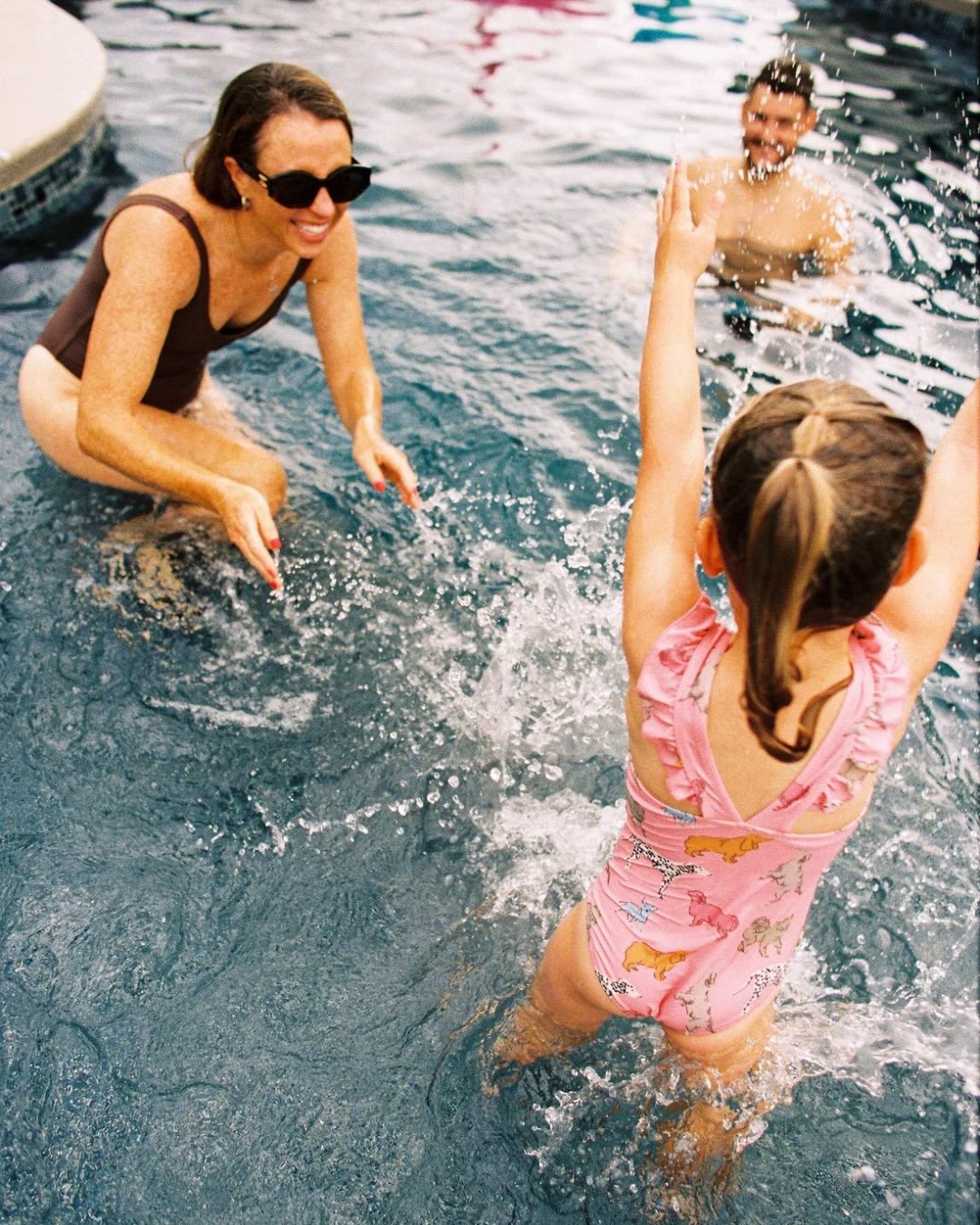 An at-home pool session? With FILM?! Yes please 🙌🏼 

Did you know you can add on a roll of film to be shot at any of our sessions? Get the best of both worlds with film + digital together!