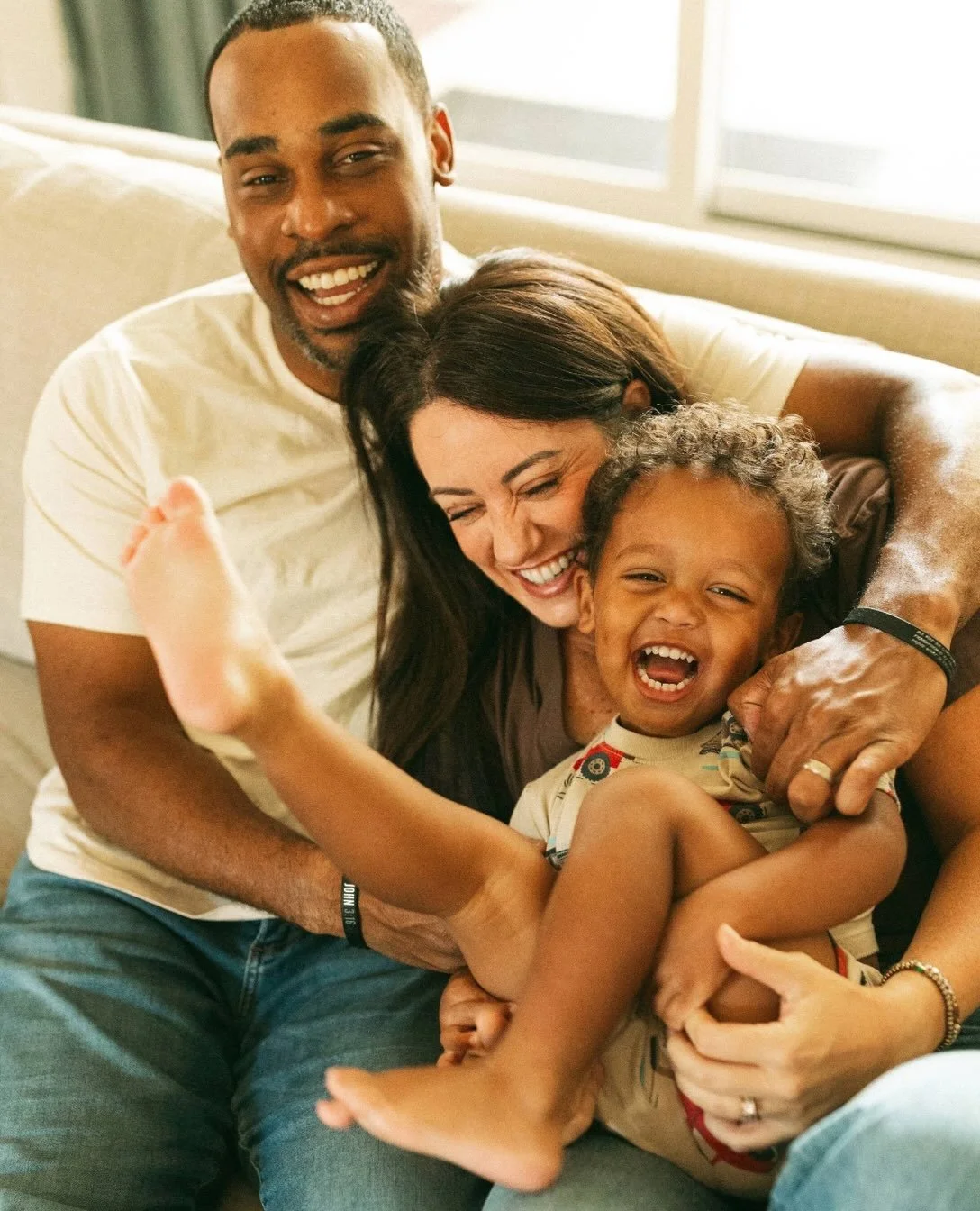 A Garfield phone, toy horses, a nugget-jumping competition, showing off culinary skills, and lots of books. Getting to photograph families in their homes, surrounded by what makes them THEM, is simply the best 🏡