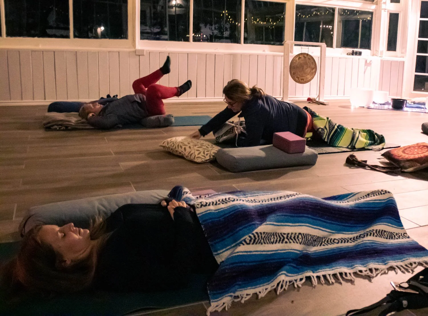  As participants arrived at a sound bathing   event held by Scherri Dickson, they began to make themselves comfortable on   their yoga matts by stretching, laying down and conversing with one another.   The event was hosted at Soulful Energy in Fort 