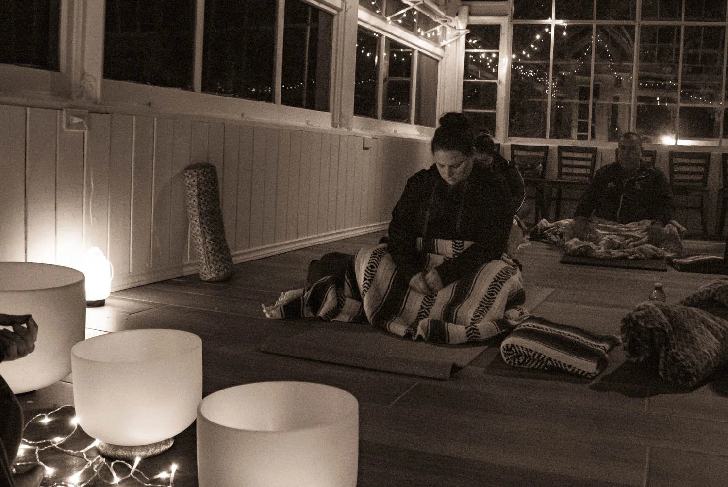  After sitting down relaxed with blankets wrapped around the participants, and their hands resting on their legs, the sound bathing event started with a guided meditation and controlled breathing following the voice of Scherri Dickson. 