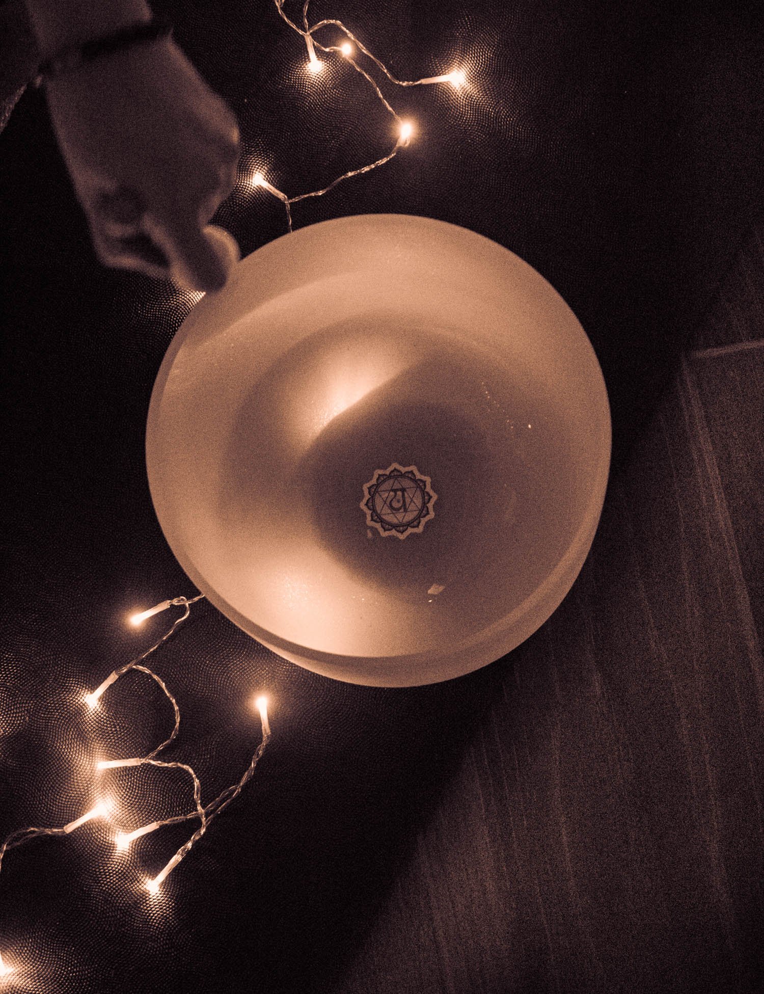  The crystal singing bowls work by producing sounds and vibrations when hit or circled with a mallet. Each crystal singing bowl is used for a specific chakra in the body. 