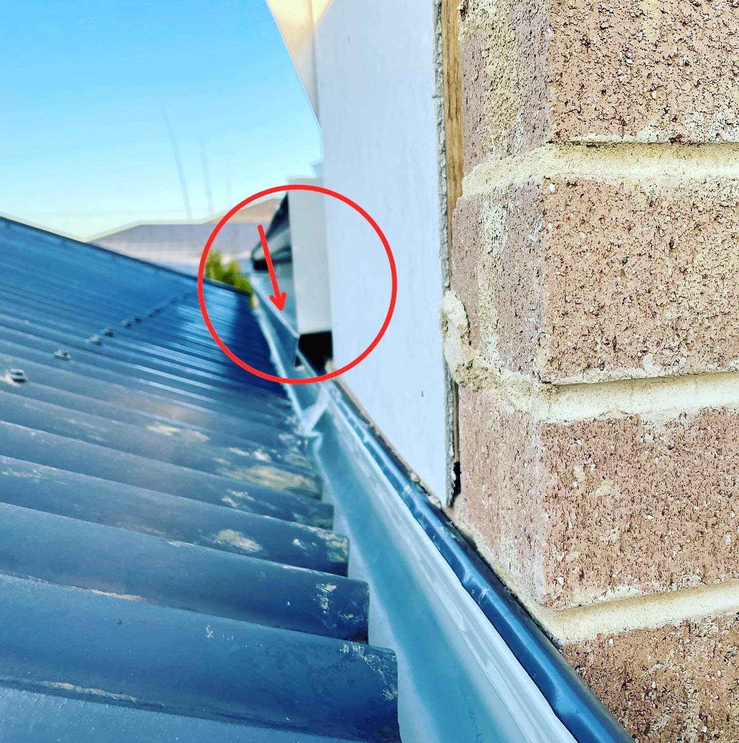Why inspections are important factor in new home construction!🔎 The builder and roof plumber have decided to use the neighbours gutter for there own stormwater run off after building over the boundary line😬❌❌ imagine finding this after you move in 