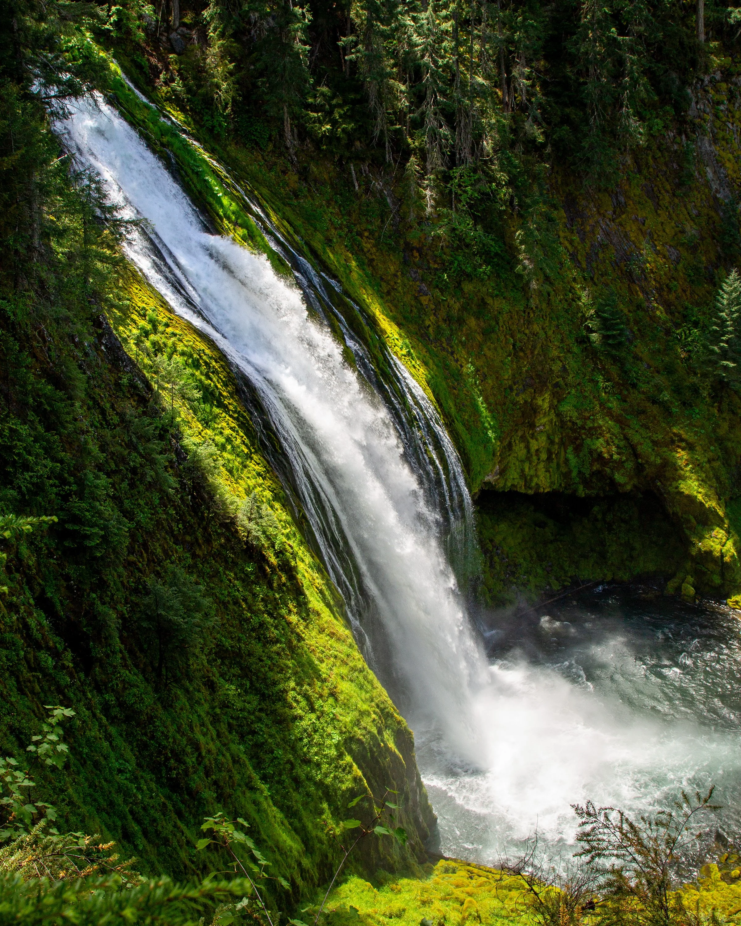Side view of Lemolo Falls
