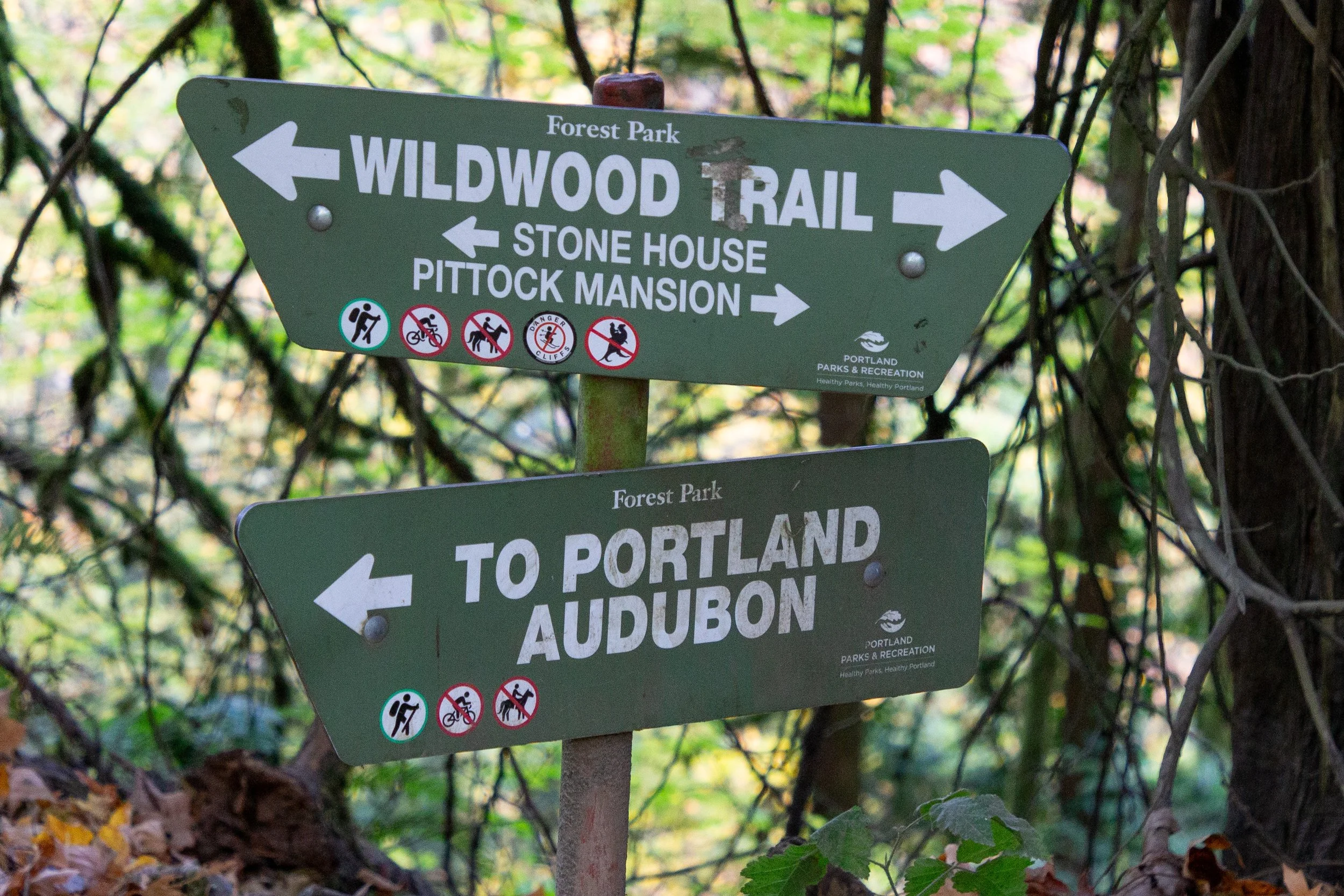 Sign points toward Pittock Mansion