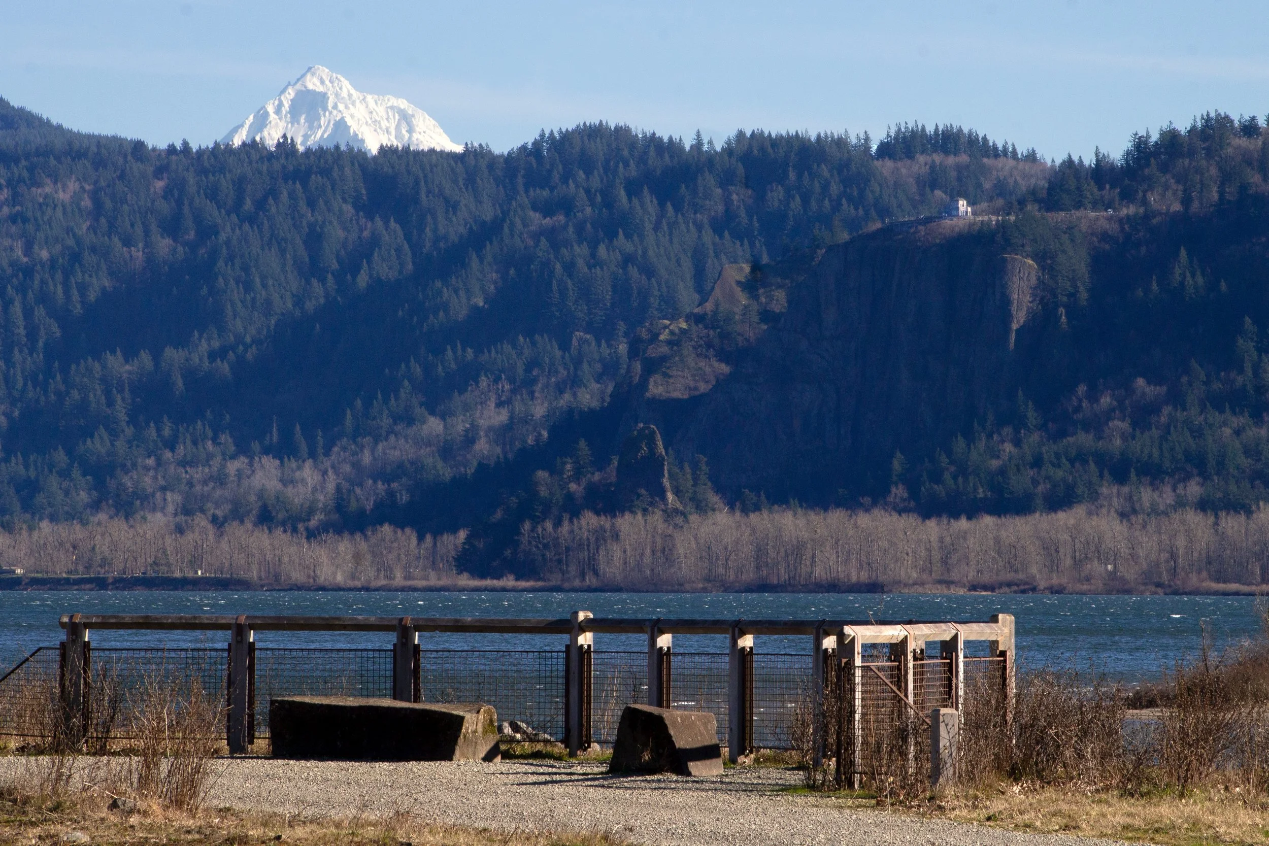 Viewpoint overlooks Mount Hood and Vista House