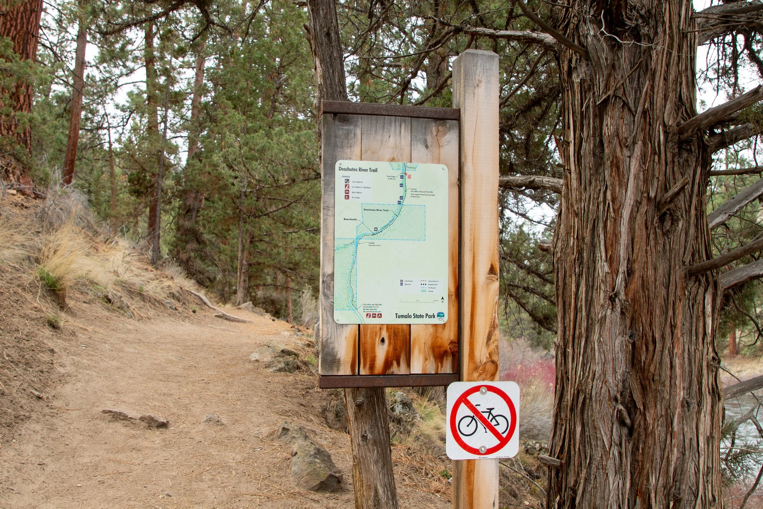 Sign for Deschutes River Trail in Tumalo State Park