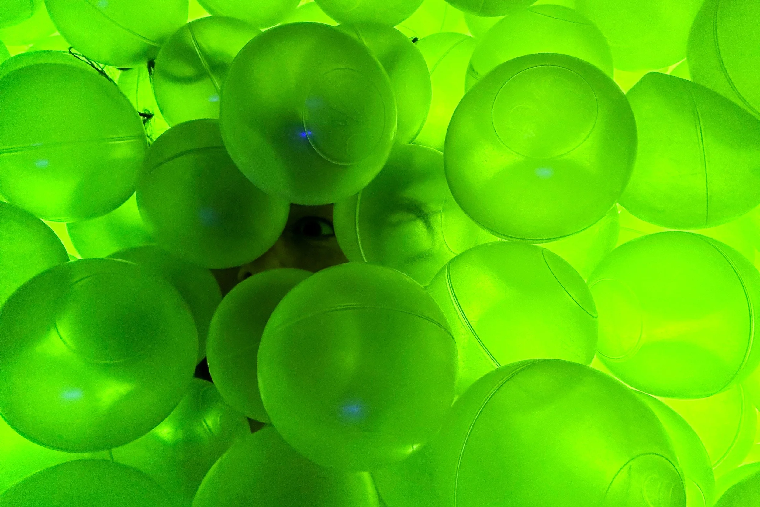 Face under balls of ball pit