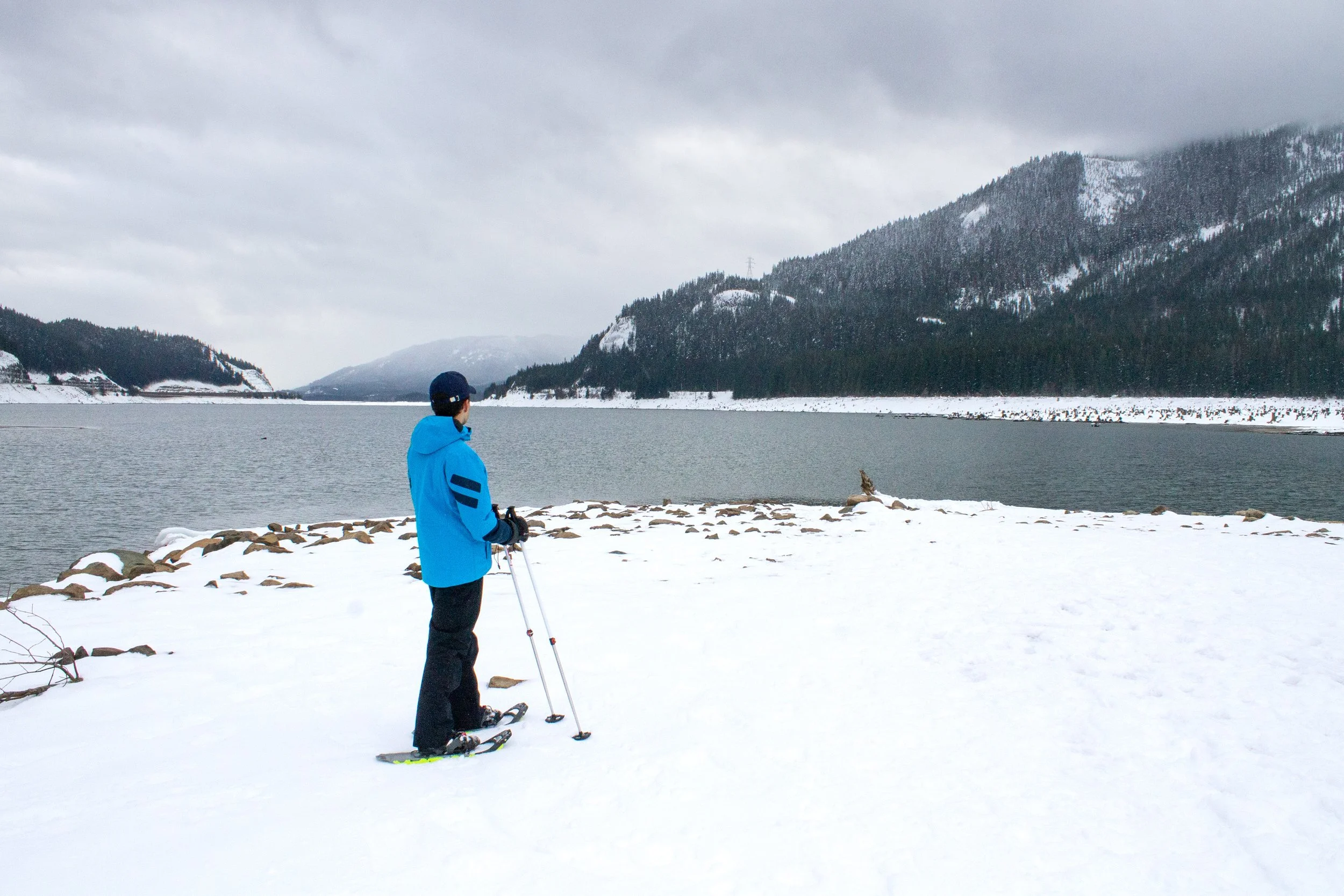 Easy Snowshoeing to Keechelus Lake near Snoqualmie Pass