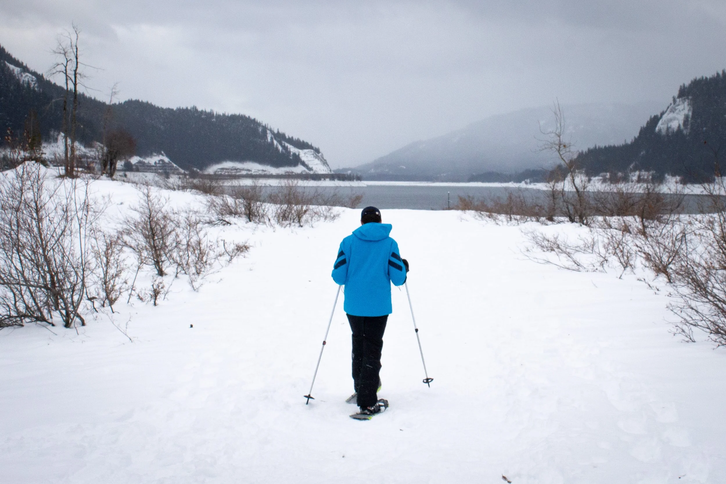 Snowshoeing to Lake Keechelus