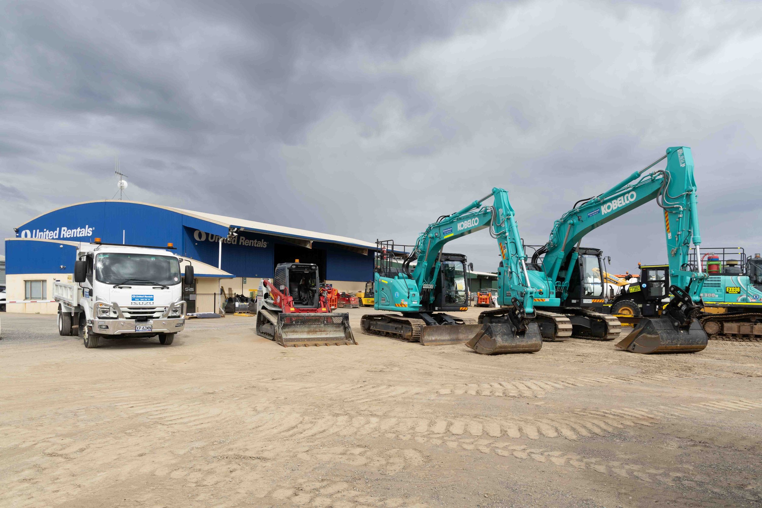 united rentals-escavator-kobelco-tania-kuegler-photograhy.JPG