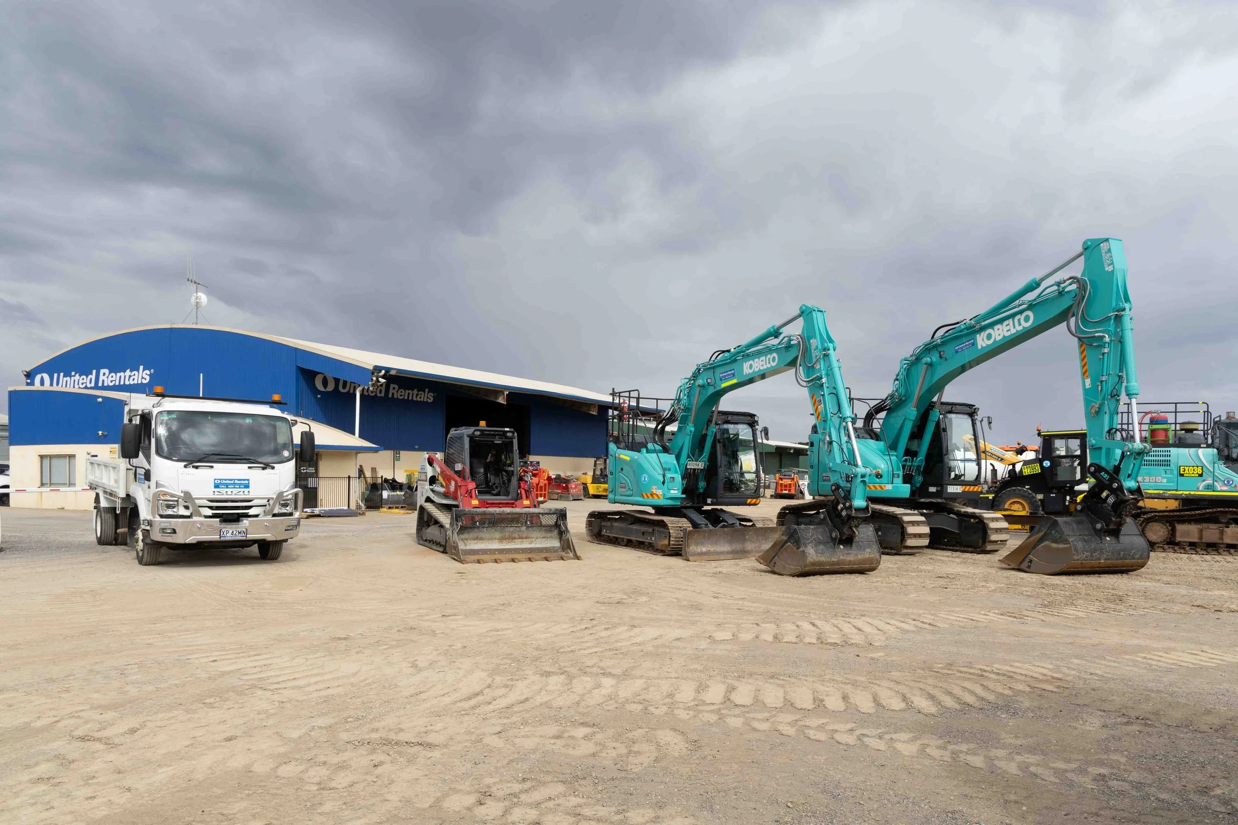 united rentals-escavator-kobelco-tania-kuegler-photograhy.JPG