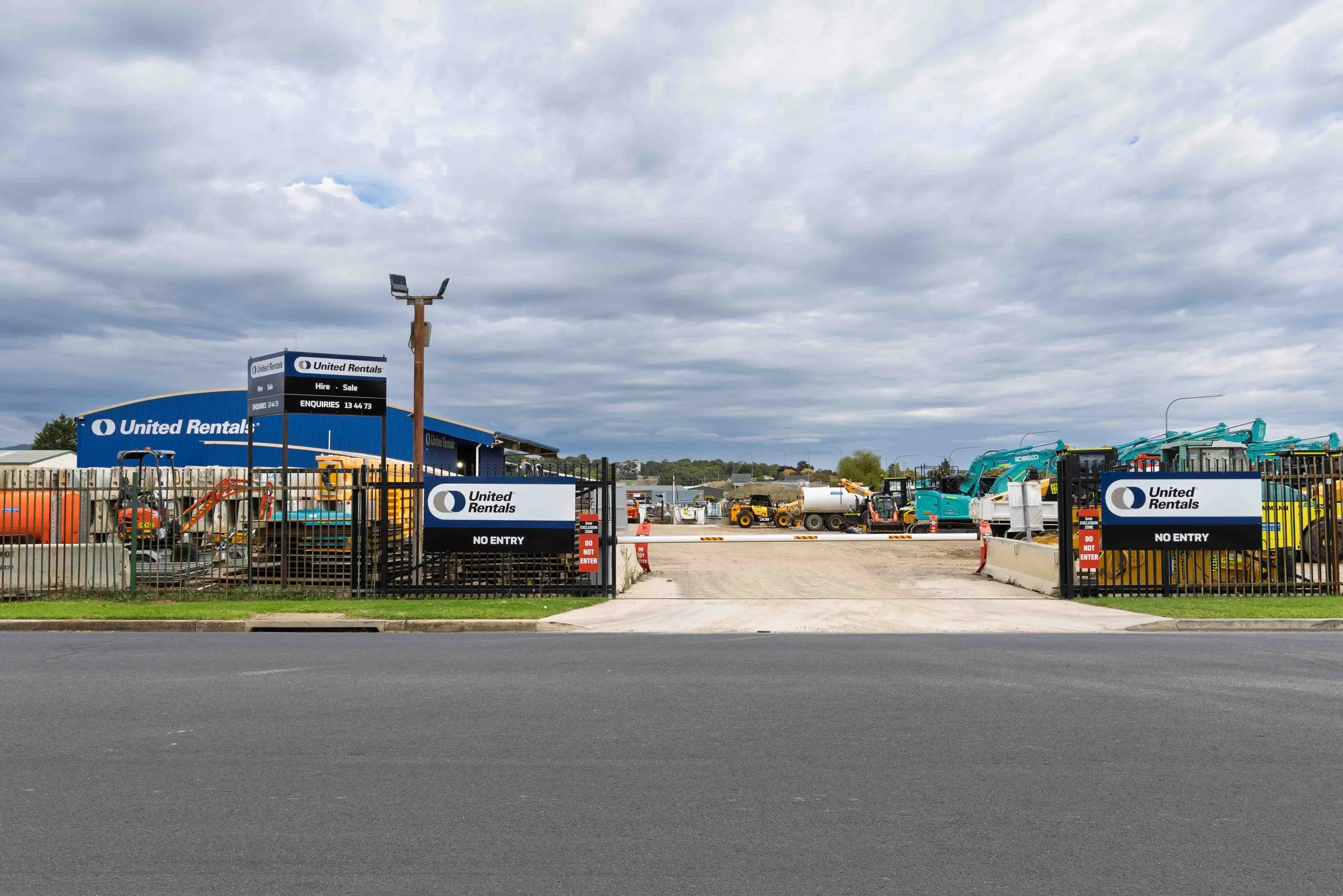 united rentals-orange-hire-kobelco-tania-kuegler-photograhy.JPG