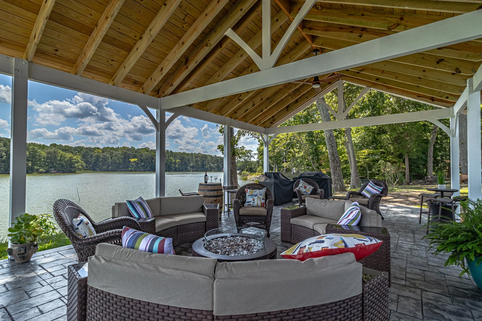Enjoy a glass of wine in the afternoon or evening by the gas fire-pit. Instant ambience at the touch of a button.