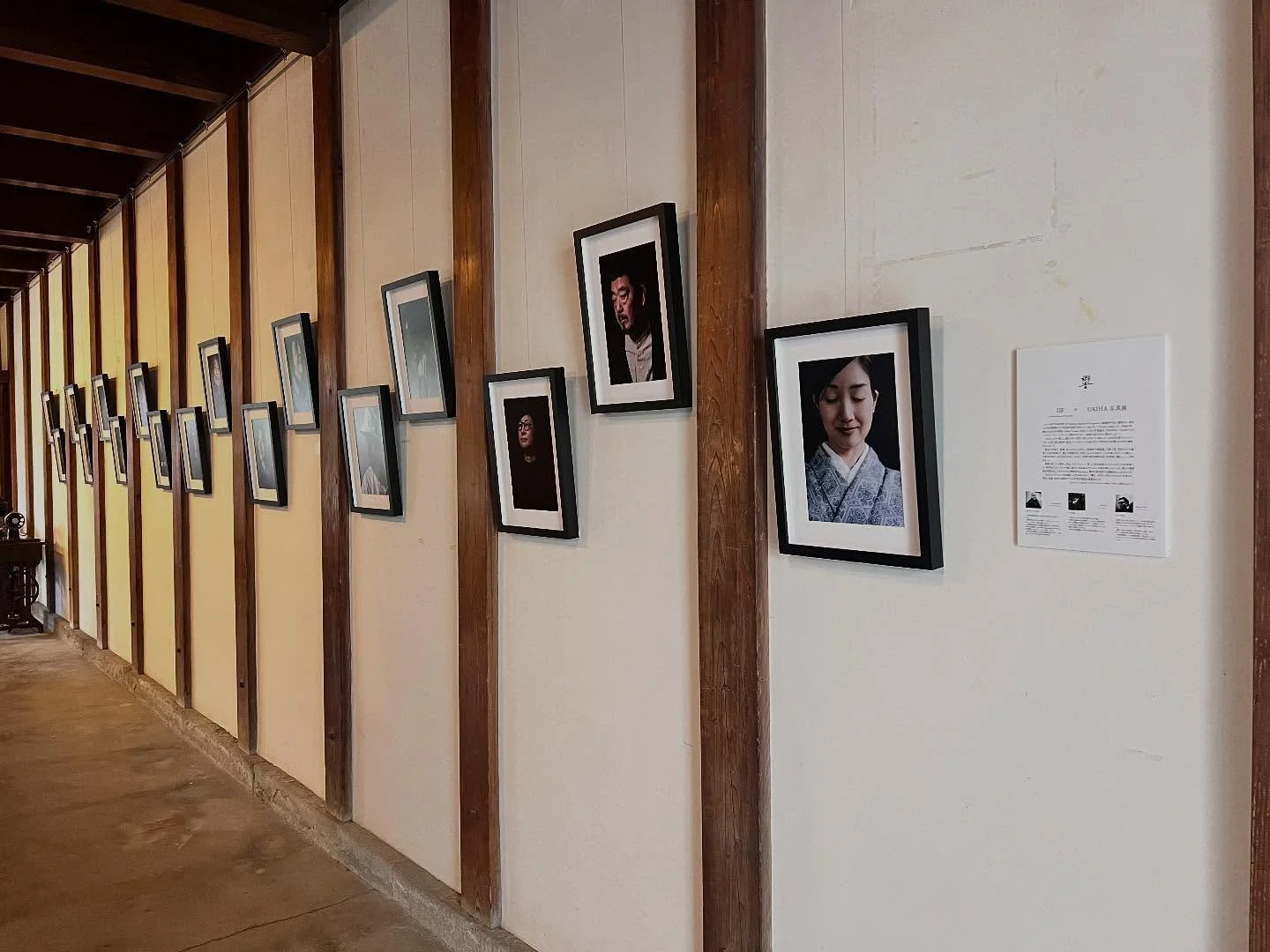 •
🖼️
IIF x Ukiha写真展『響』
🖼️
2024年にうきはに滞在した、イタリア屈指の写真学校IIFの卒業生3人が制作した写真集『響』
この出版を記念した最初の展覧会を、うきは市内8ヶ所で開催中です。
写真集の制作にご協力いただいた方々と、それぞれの仕事にゆかりの場所で行うこの分散型写真展も、会期残すところ1週間となりました。
うきは市吉井町の居蔵の館では全員のポートレートを、道の駅うきは隣接のウキハコでは風景写真をまとめて展示中。
写真には、写真家らによる詩が添えら