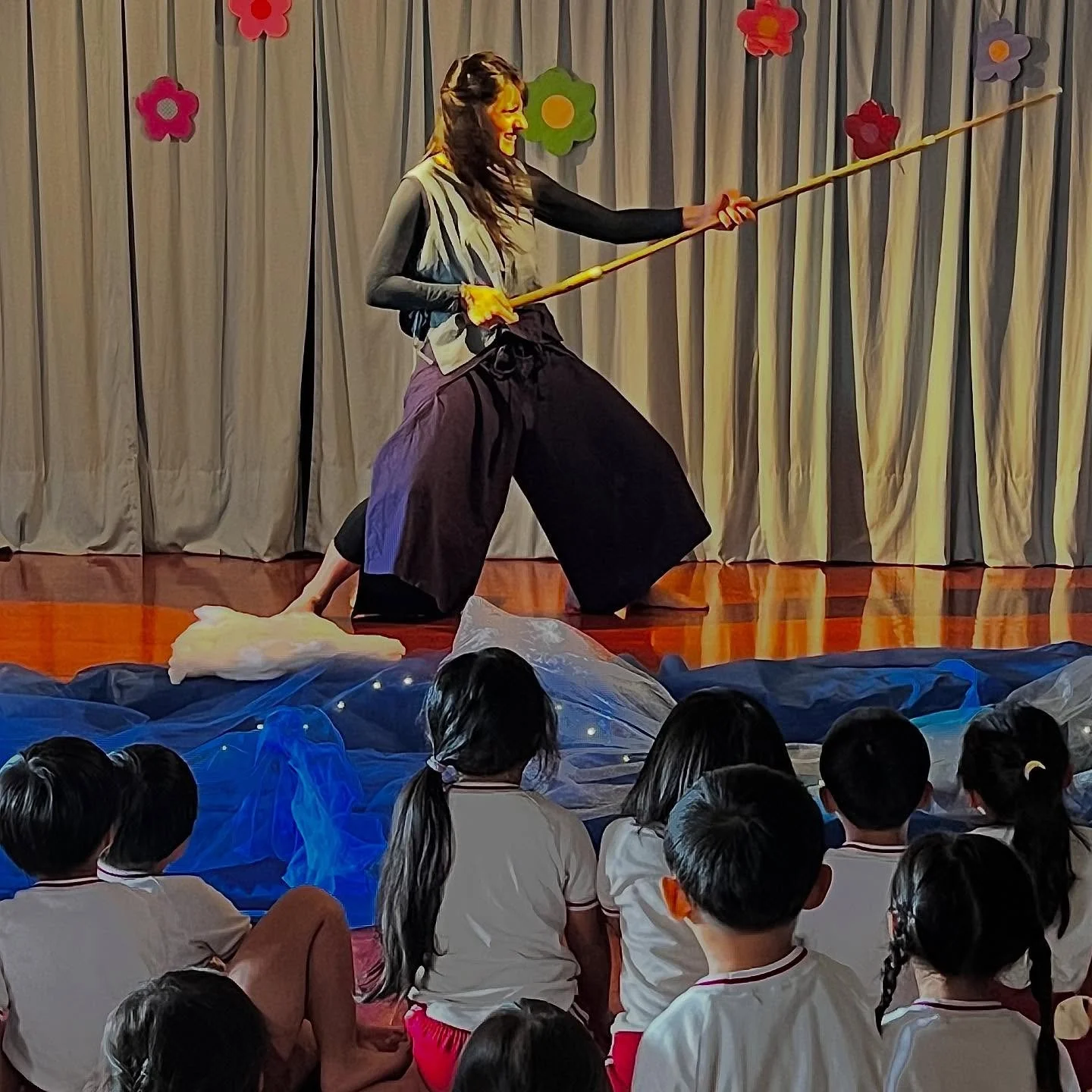 🇮🇹ミケーラさんの人形 x劇 公演『ありがとう おほしさま』
がうきは市内の保育園・幼稚園を巡っています!
うきは市の事業として2017年から継続してきた幼児向け公演は、2023年以降イタリアの劇団を迎えて市内の全保育園・幼稚園に年一回の巡回公演をお届けしてきました。
今年はイタリアのパフォーマー/人形師 ミケーラ・マラッツィさんを迎え、七夕伝説にヒントを得たというオリジナル劇を上演しています。
毎回アーティストが日本の、うきはの子供達のために書き下ろしたプログラムをなるべく多くの子ど