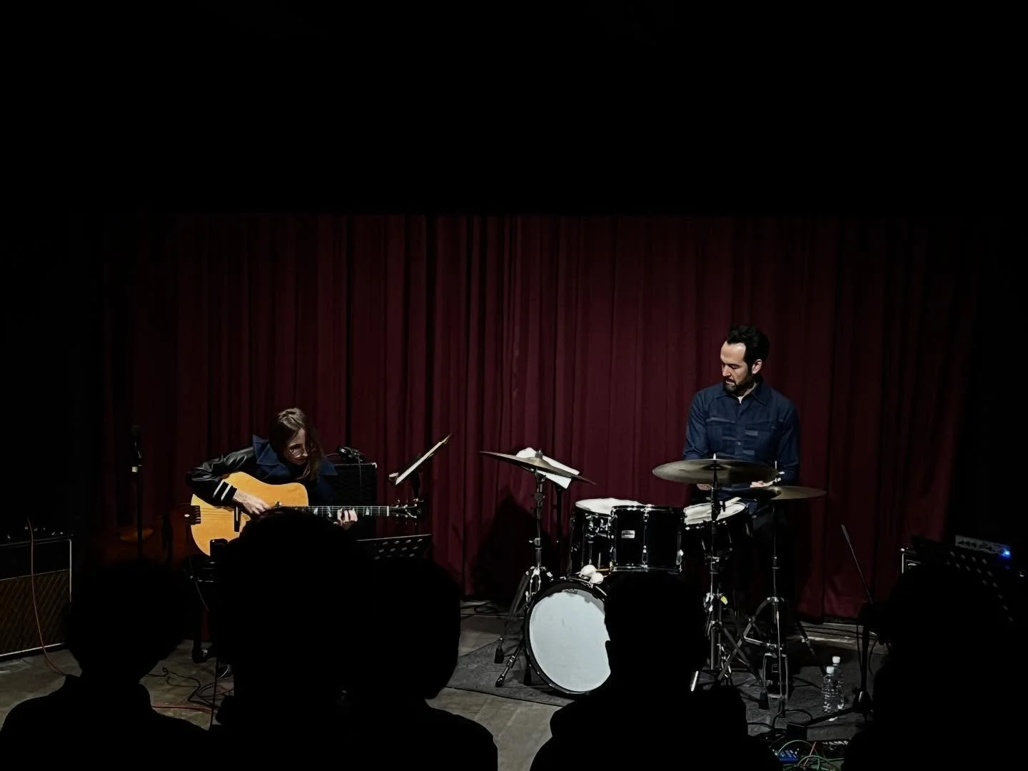 🎶 Tomeka Reid Quartet Japan Tour &rsquo;25 🎶

神戸での2Days公演を終え、バンドは次の地・岡山へ！

神戸公演は、まさに特別な2日間となりました。

Day 1
ギターの Mary Halvorson とドラムの Tomas Fujiwara による、息の合うデュオセット。

Day 2
本ツアーをオーガナイズしている福岡県在住のドラマー 田中徳崇 が、この日だけカルテットに参加。
Tomeka（チェロ）／Jason（ベース）／田中徳崇（ドラム