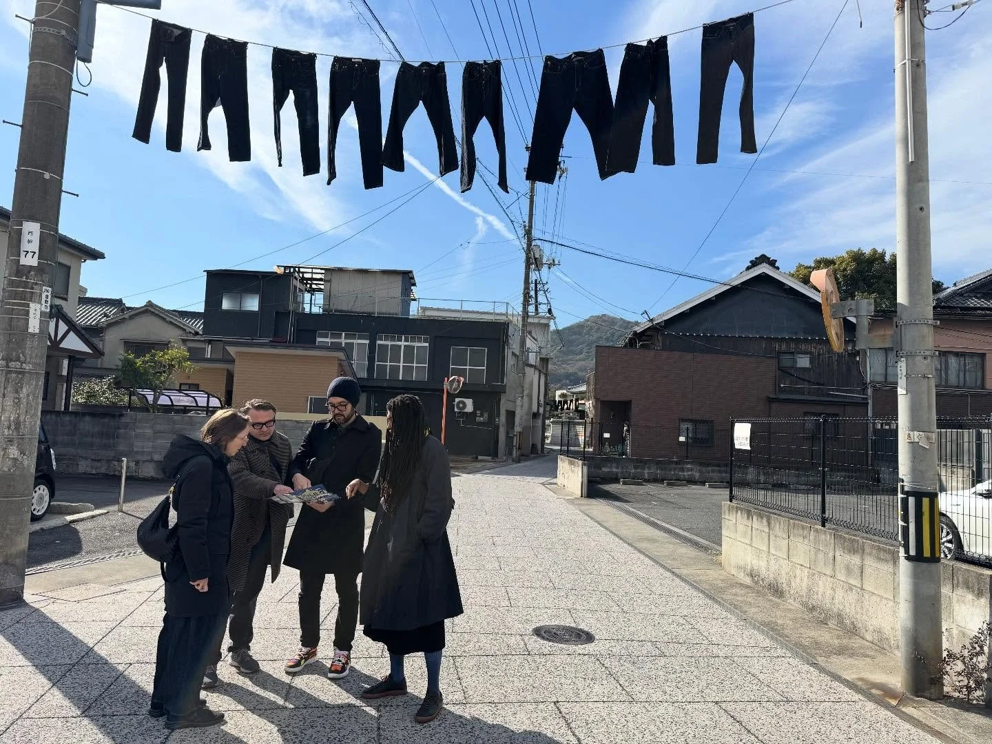 🎵

Tomeka Reid Quartet Japan Tour &rsquo;25

🍑岡山🍑　&rarr; 🍵八女🍵

各地を旅しながら公演を重ねる、トミーカ・リード・カルテットの日本ツアー。

岡山公演の前日、16日には一足早く岡山入りし、街歩きを楽しみました。
岡山といえば、やはりデニム。お店を巡るうちに、街の方々が口々に「デニムなら児島に行くといいよ」と教えてくれ、コンサート当日は急きょ児島へデイトリップ。

結果、全員しっかり新しいシャツなどを購入し、岡山ファッション👖