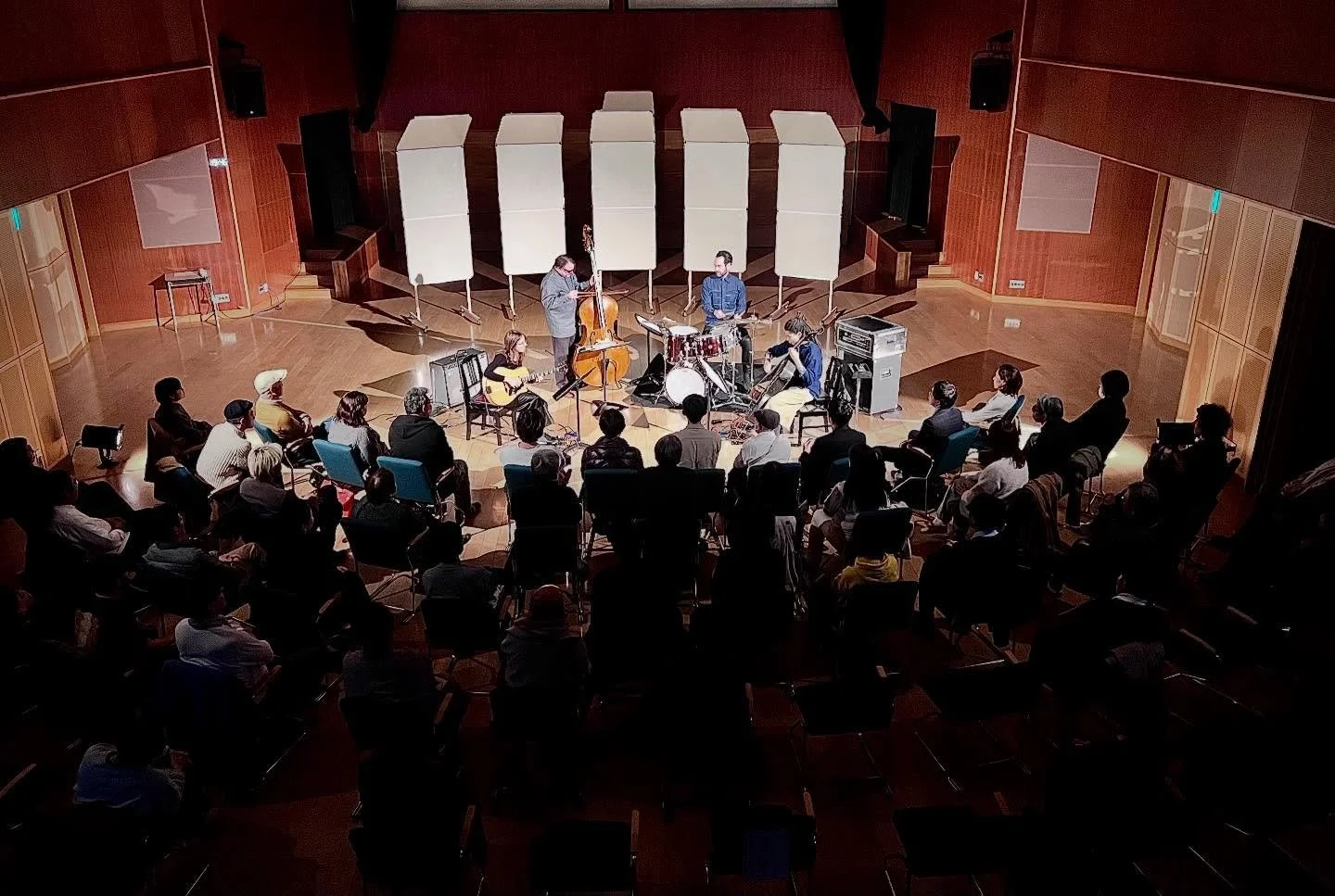 Tomeka Reid Quartet Japan Tour &rsquo;25

23日の福岡・八女公演を深い熱気の中で終えたトミーカ・リード・カルテット。
今年は全公演においてカルテットの演奏もオーディエンスとの一体感もネクストレベルに高まっているように感じます。
（八女で一緒に創り上げてくださった優しい皆様、今回もありがとうございました‼︎）

現在メンバーは福岡県うきは市のオムニセント拠点に滞在し、日本を（時々温泉を）満喫中です。

そんな中、もう一度機会を作れないかとの声に応えて福岡市