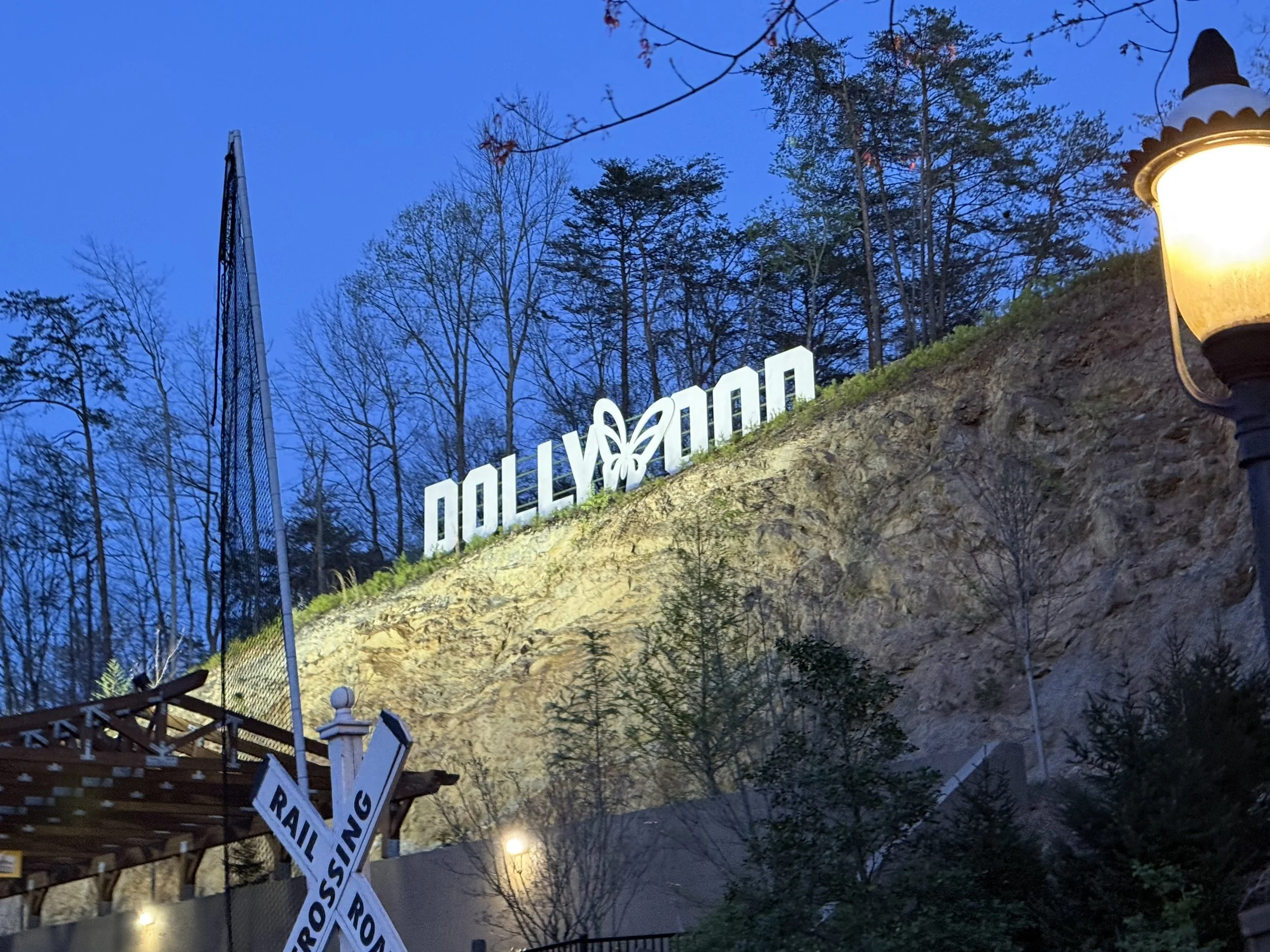 An image of the Dollywood sign in Pigeon Forge at twilight