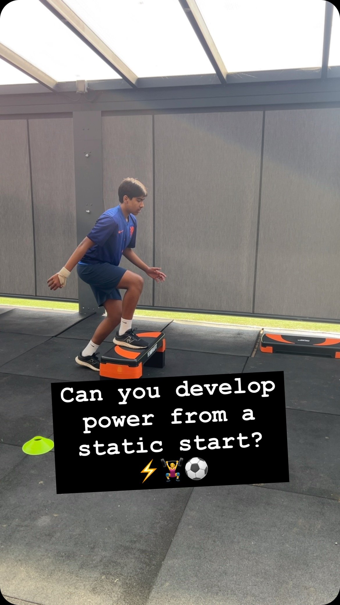 Can you develop power from a static start? 🤔
This will increase how quickly you can generate power (rate of force development) so when you’re on the pitch you move quicker even when at a still or slow position 🏃‍♂️
Everyone does plyos w