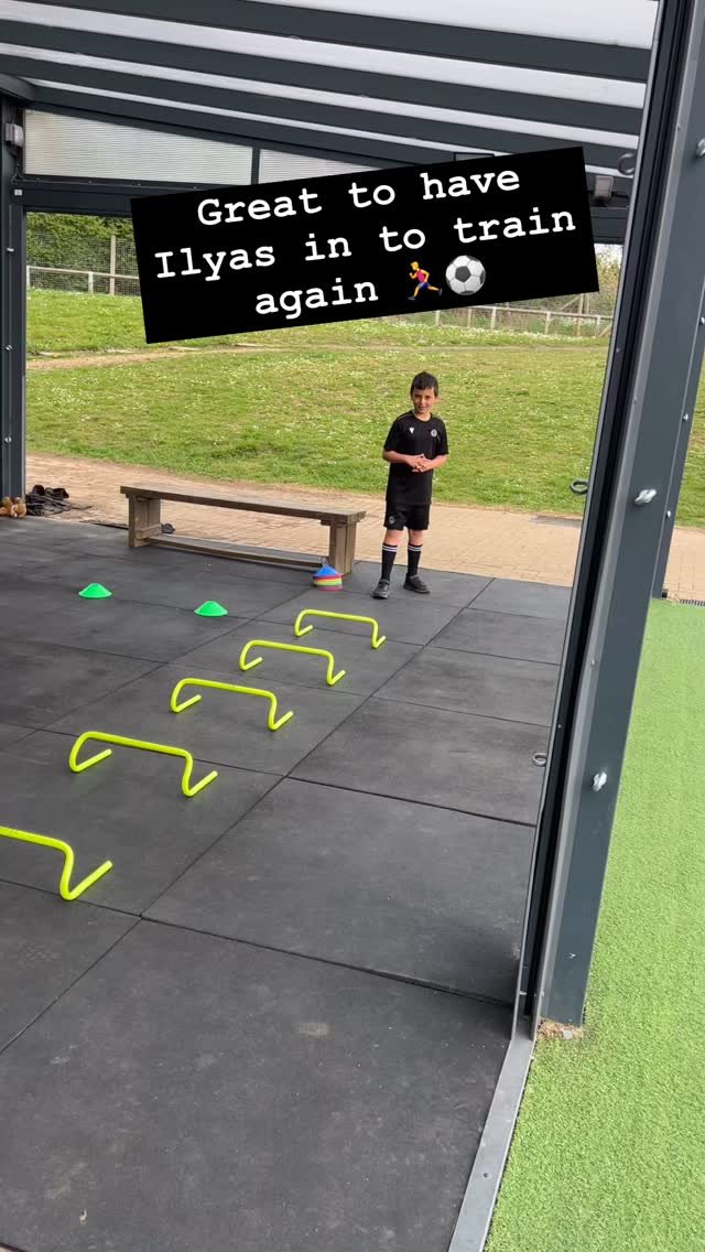 Great to have Ilyas in training again 🏋️‍♀️
High knee runs through hurdles is a great way to prime and practice a technique and then use it straight into a run 🏃‍♂️
Use it to improve your running technique and speed ⚡️⚽️
#football #fitne