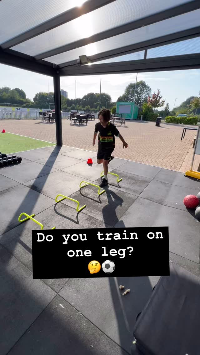 Training on one leg is important because that’s how you move on the football pitch 🦵⚽️
You should usually start training on 2 legs with the aim to develop into single leg exercises like what you can see in the video ⬆️
Plyometrics are a grea