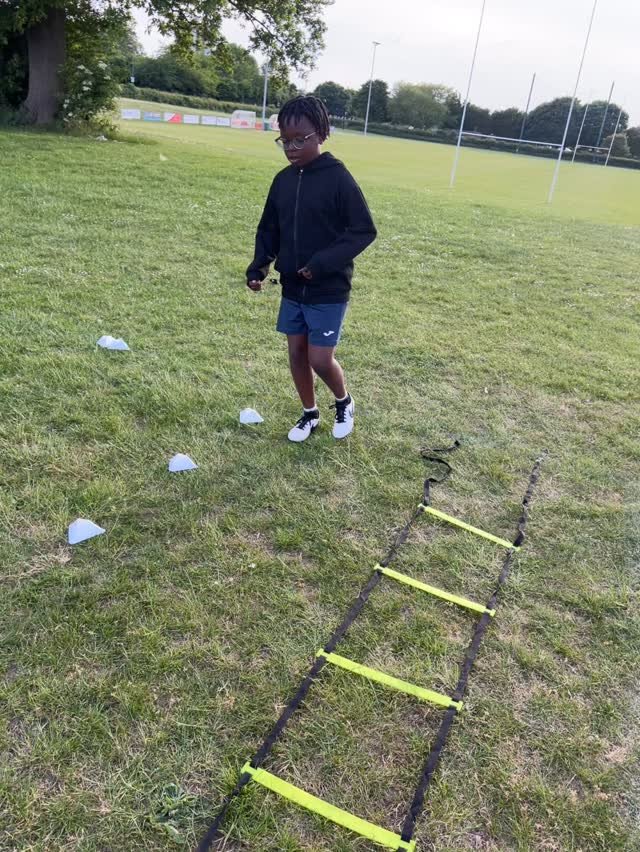 Taking Pogos to the next level 📈
Adding the change of direction of pogos trains and improves your ability to push off quicker when turning and trying to lose a defender 🏃‍♂️
It also adds the different angles the ankle is working at creating m