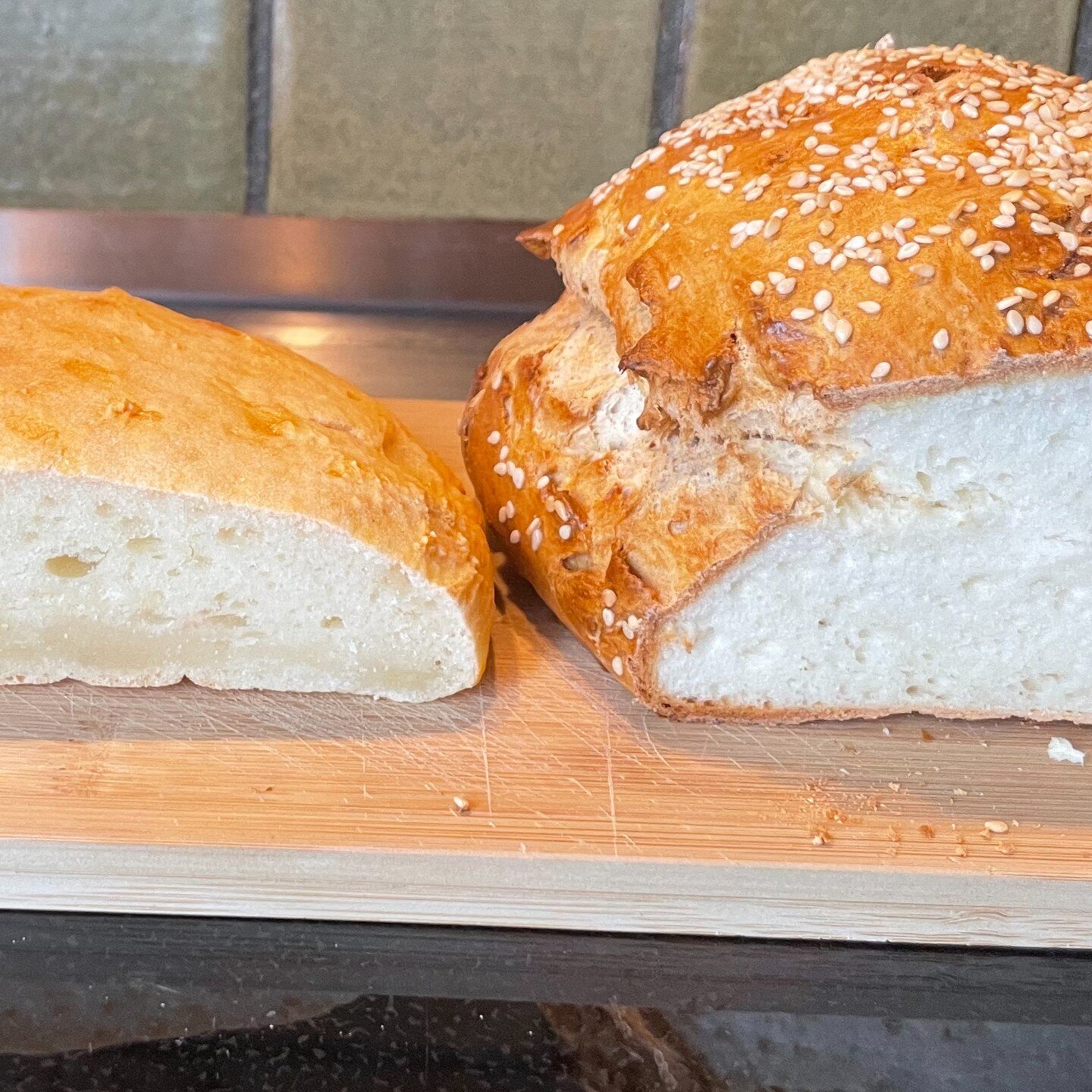 Damit dein Brot so aussieht, wie das rechts. 😂
Der Kochkurs Alltagsk&uuml;che glutenfrei war sehr beliebt. Deshalb haben wir einen weiteren und vorerst letzten Kurs am 18.04.2024 ab 18:30 Uhr bis 22:00 Uhr geplant. Der Kurs wird in Kooperation mit d