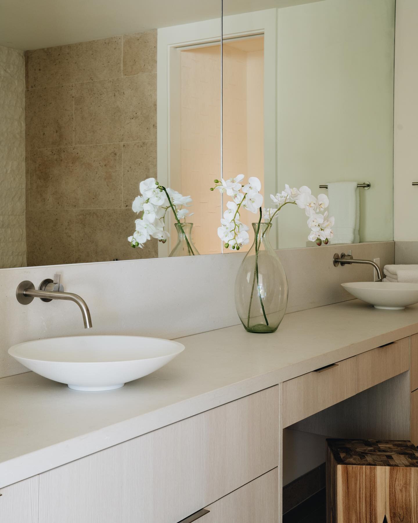 Wishing we got ready for our Monday in this bathroom.

Photography by @jle_behindthelens

#noestudio #residentialdesign #homedesign #interiordesigner #hawaiiinteriordesign #bathroom #bathroomdesign #kahala #materials #oahudesign #hawaii #honoluludesi