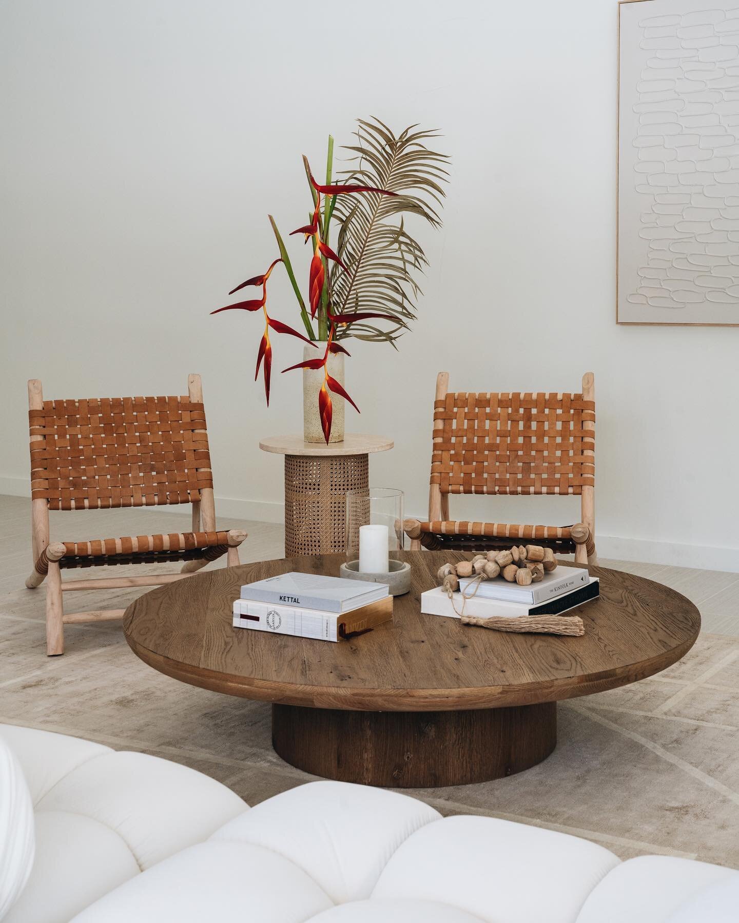 Have a seat, stay a while.

Photography by @jle_behindthelens
Florals by @meidayhawaii

#noestudio #residentialdesign #homedesign #interiordesigner #hawaiiinteriordesign #livingroom #livingroomdesign #kahala #materials #oahudesign #hawaii #honolulude