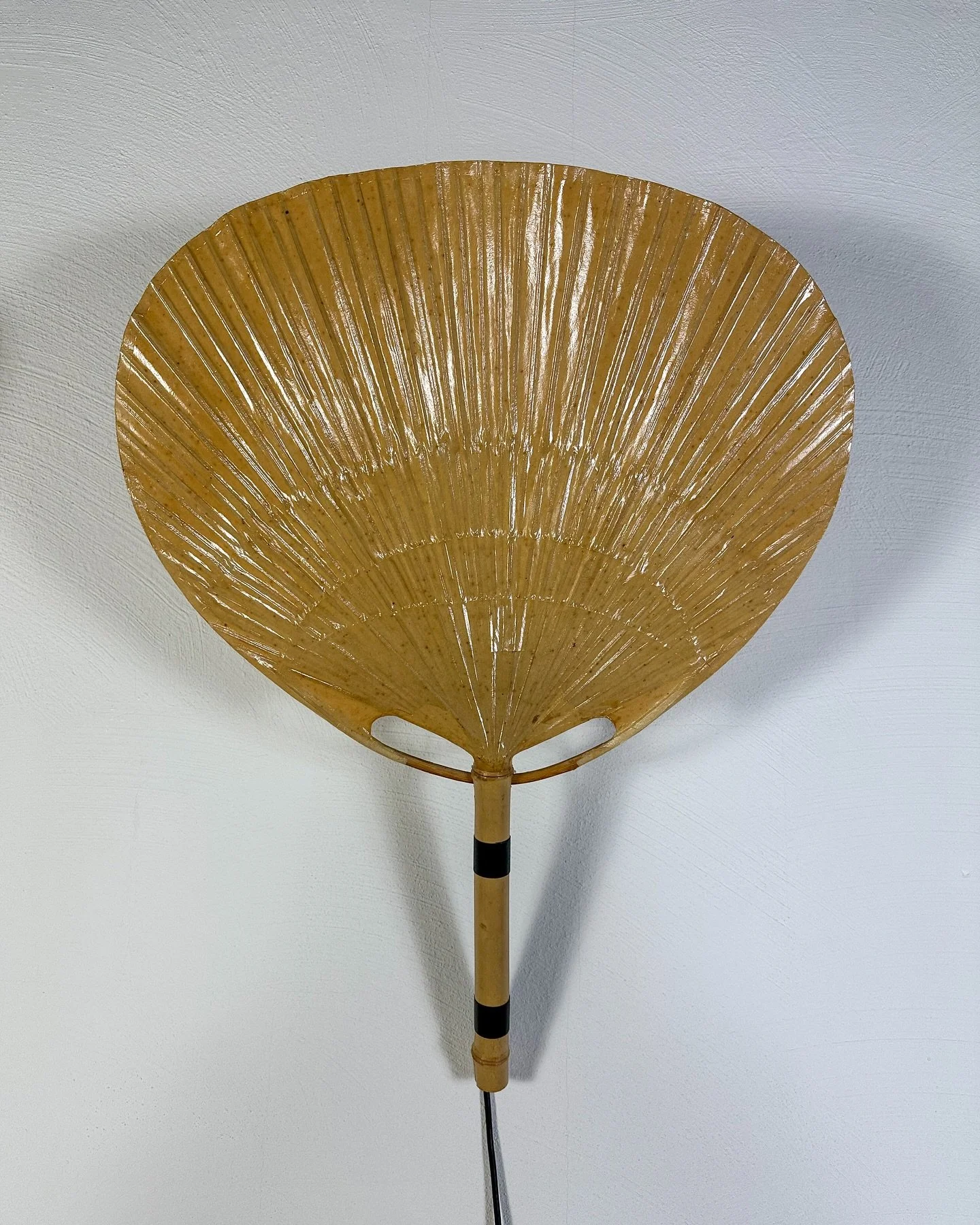 SOLD. An exceptionally rare and captivating piece: the vintage Uchiwa III wall light by Ingo Maurer, crafted in the 1970s.

For more details send us a DM or visit our website.

#vintage #vintagefurniture #furniture #midcenturymodern #danish #danishde