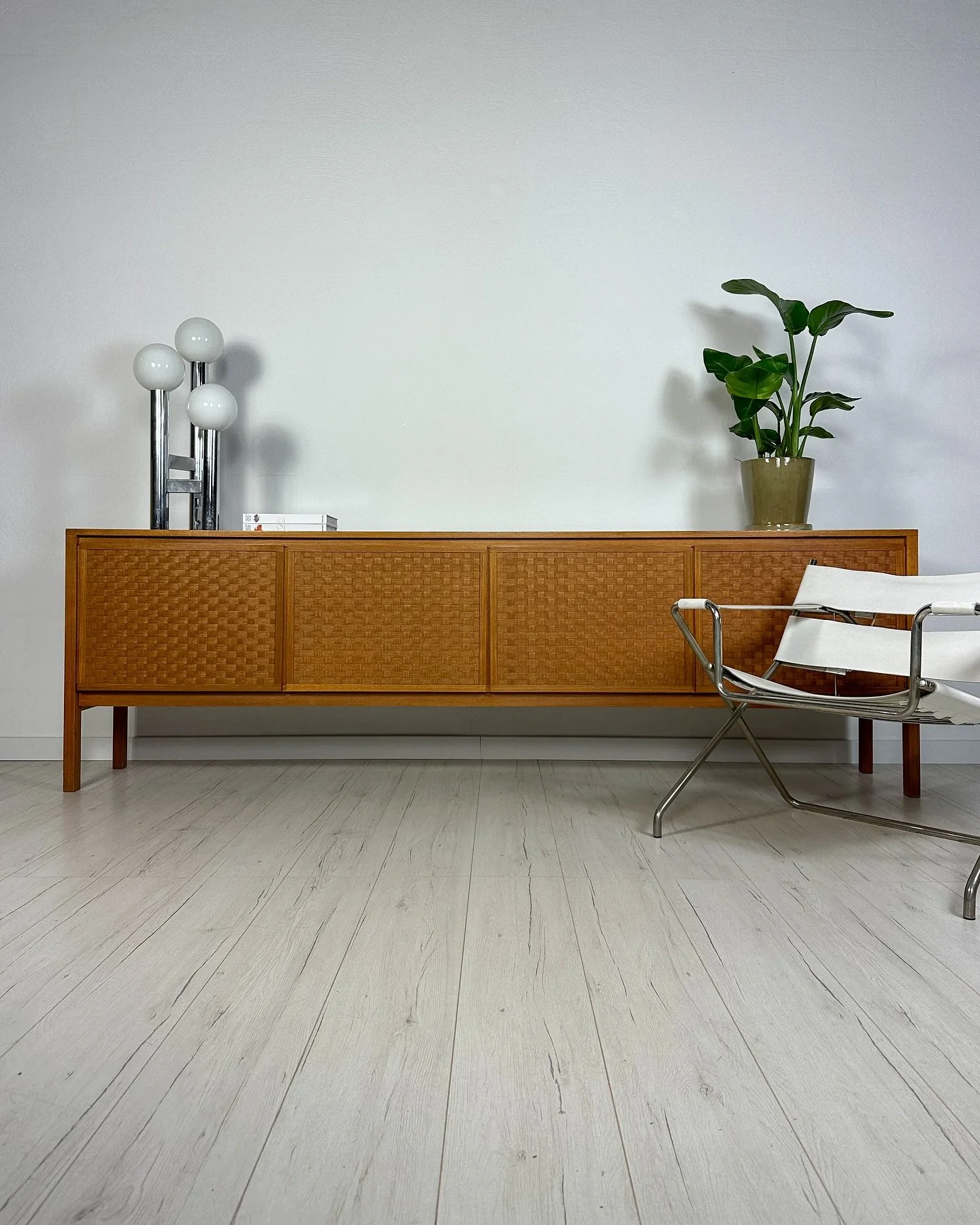 Stunning vintage teak sideboard with door panels in woven teak straps by Leo Bub for BUB Wertm&ouml;bel, 1960s.

Dimensions: W 250 x H 78 x D 41cm

For more details send us a DM or visit our website.

#vintage #vintagefurniture #furniture #midcentury