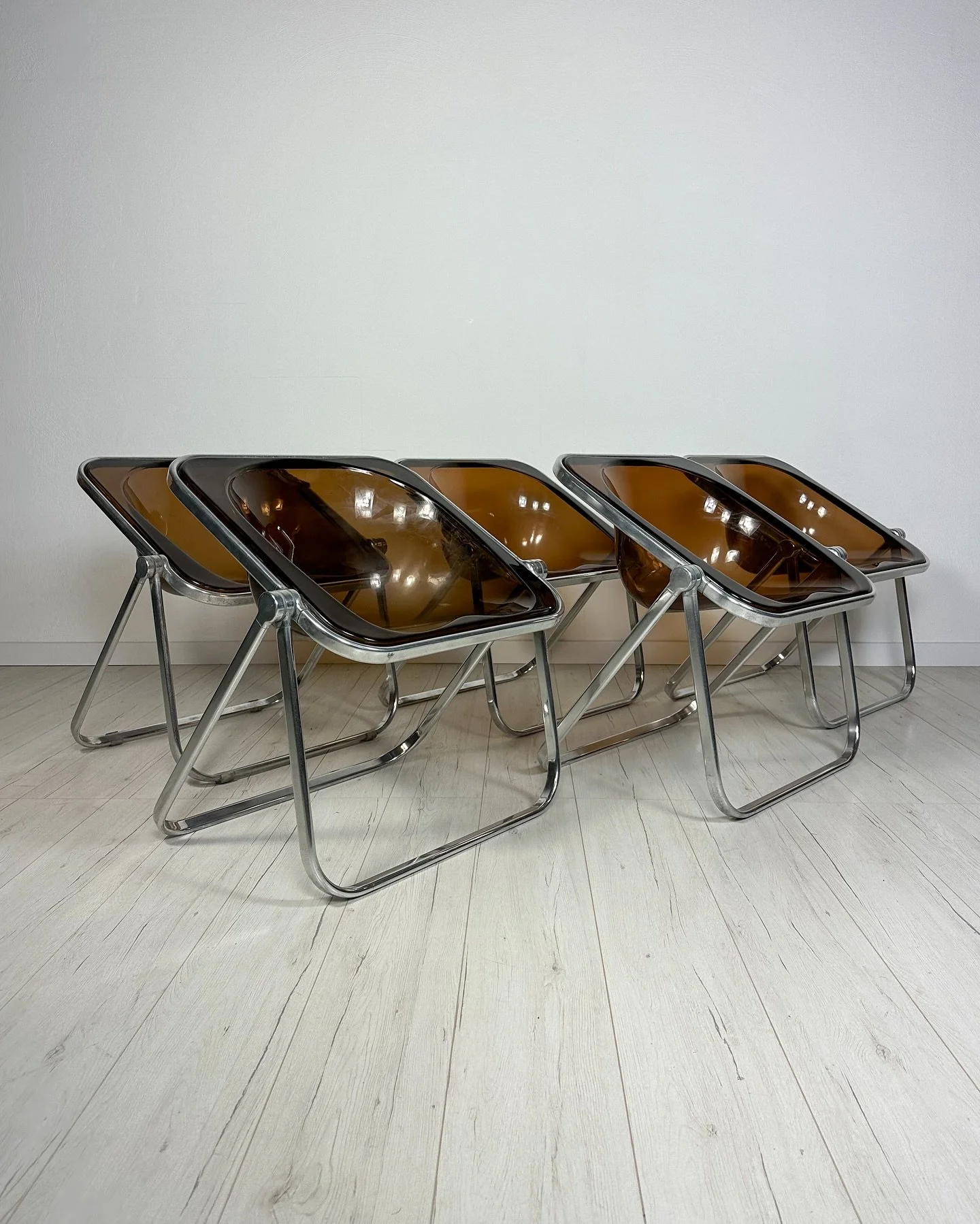 Practical, yet effortlessly stylish ✨ 
Set of 5 vintage Plona folding chairs by italian designer Giancarlo Piretti for Anonima Castelli, 1970s. 

For more details send us a DM or visit our website.

#vintage #vintagefurniture #furniture #midcenturymo