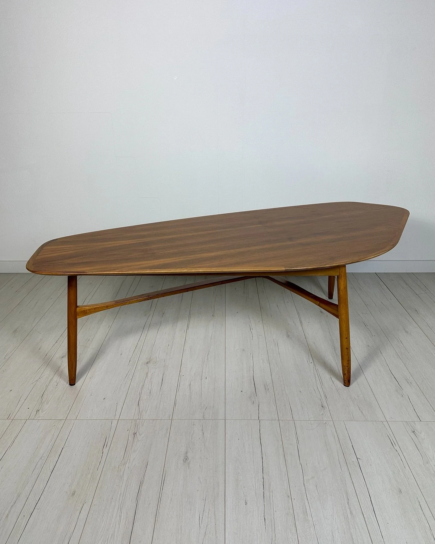 SOLD. 1960s organically shaped vintage walnut coffee table by Svante Skogh for Laauser. 

For more details send us a DM or visit our website.

#vintage #vintagefurniture #furniture #midcenturymodern #danish #danishdesign #danishfurniture #vintagevibe