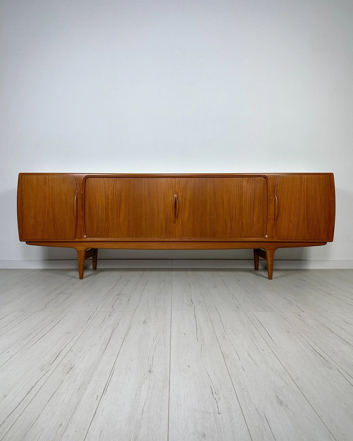 Stunning vintage danish teak sideboard model 19 with tambour doors by Johannes Andersen for Uldum M&oslash;belfabrik, 1950s/60s. 

For more details send us a DM or visit our website.

#vintage #vintagefurniture #furniture #midcenturymodern #danish #d