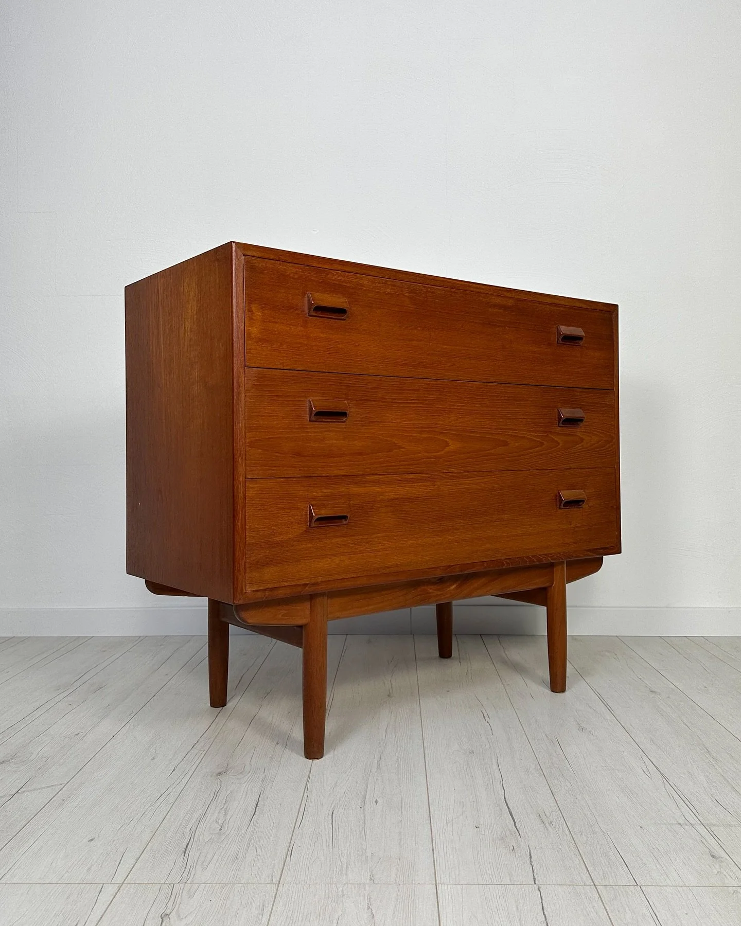 Swipe to see this beautiful dresser in action 🤩 
Vintage danish teak dresser/secretary with hidden vanity by Borge Mogensen for S&oslash;borg M&oslash;belfabrik.

For more details send us a DM or visit our website.

#vintage #vintagefurniture #furni