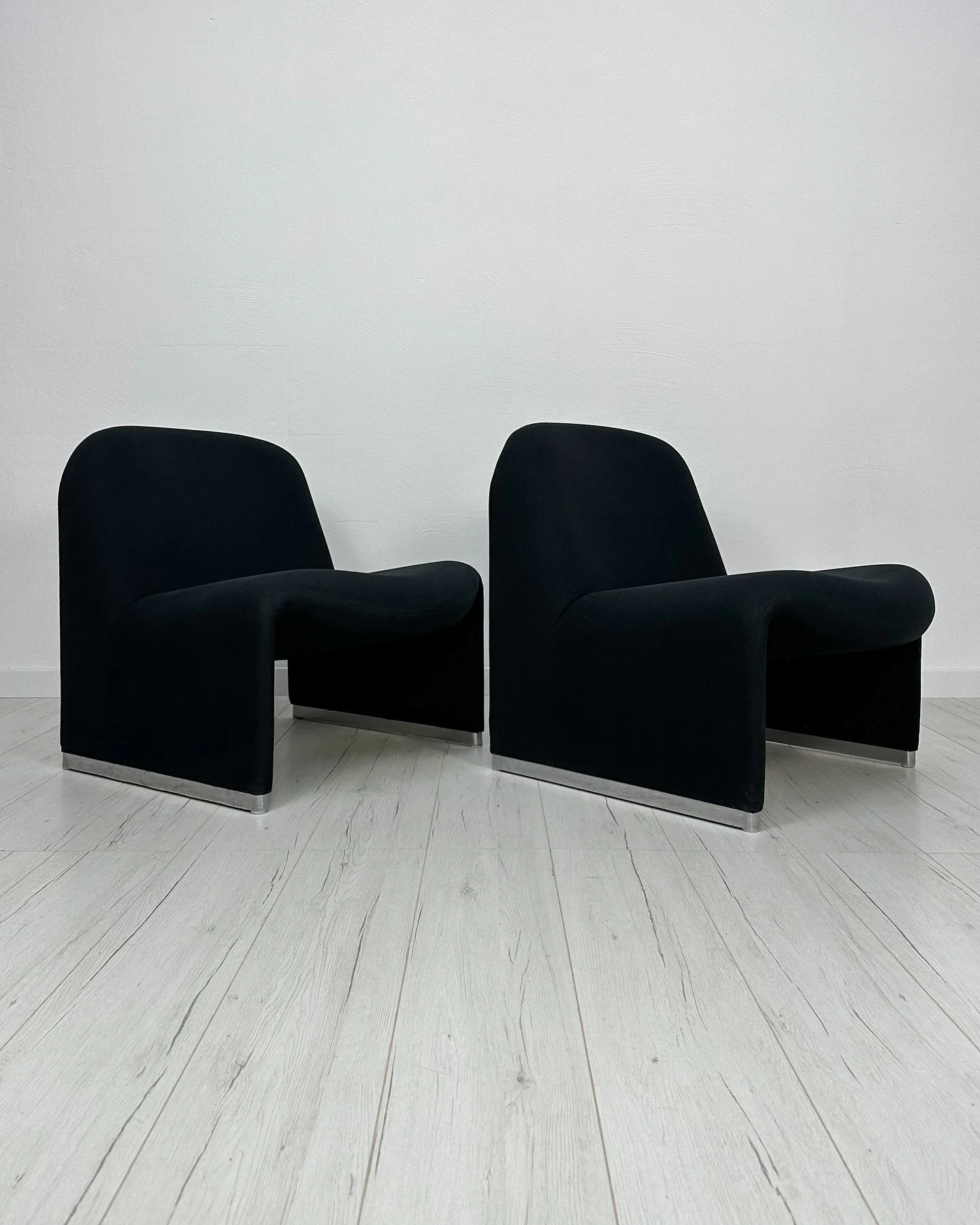 Set of 2 vintage black Alky lounge chairs by Giancarlo Piretti for Anonima Castelli / Artifort 🖤 

Available individually or as a set.

For more details send us a DM or visit our website.

#vintage #vintagefurniture #furniture #midcenturymodern #dan