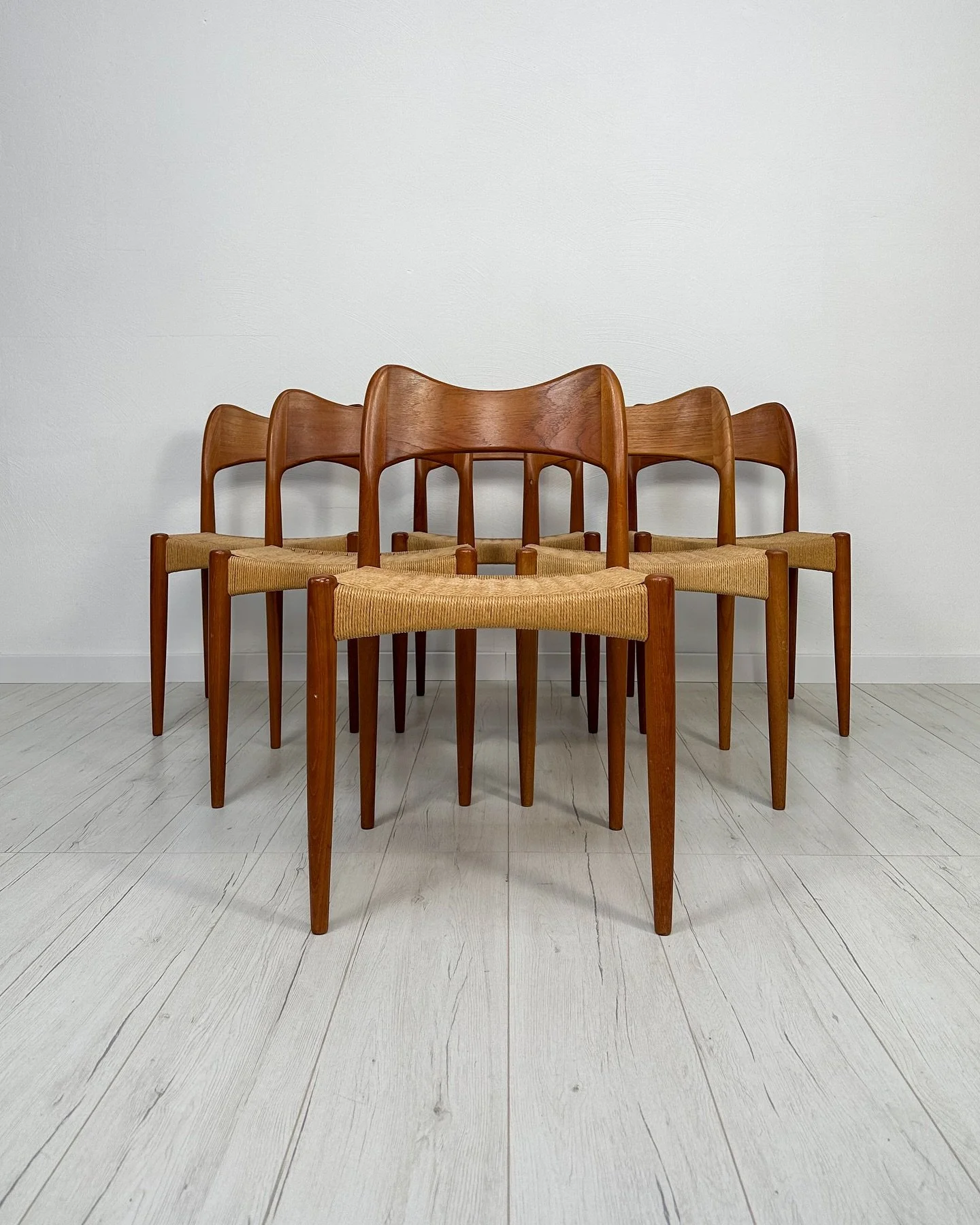 Beautiful set of 6 vintage danish teak and papercord dining chairs by Arne Hovmand Olsen for Morgens Kold, 1960s.

For more details send us a DM or visit our website.

#vintage #vintagefurniture #furniture #midcenturymodern #danish #danishdesign #dan