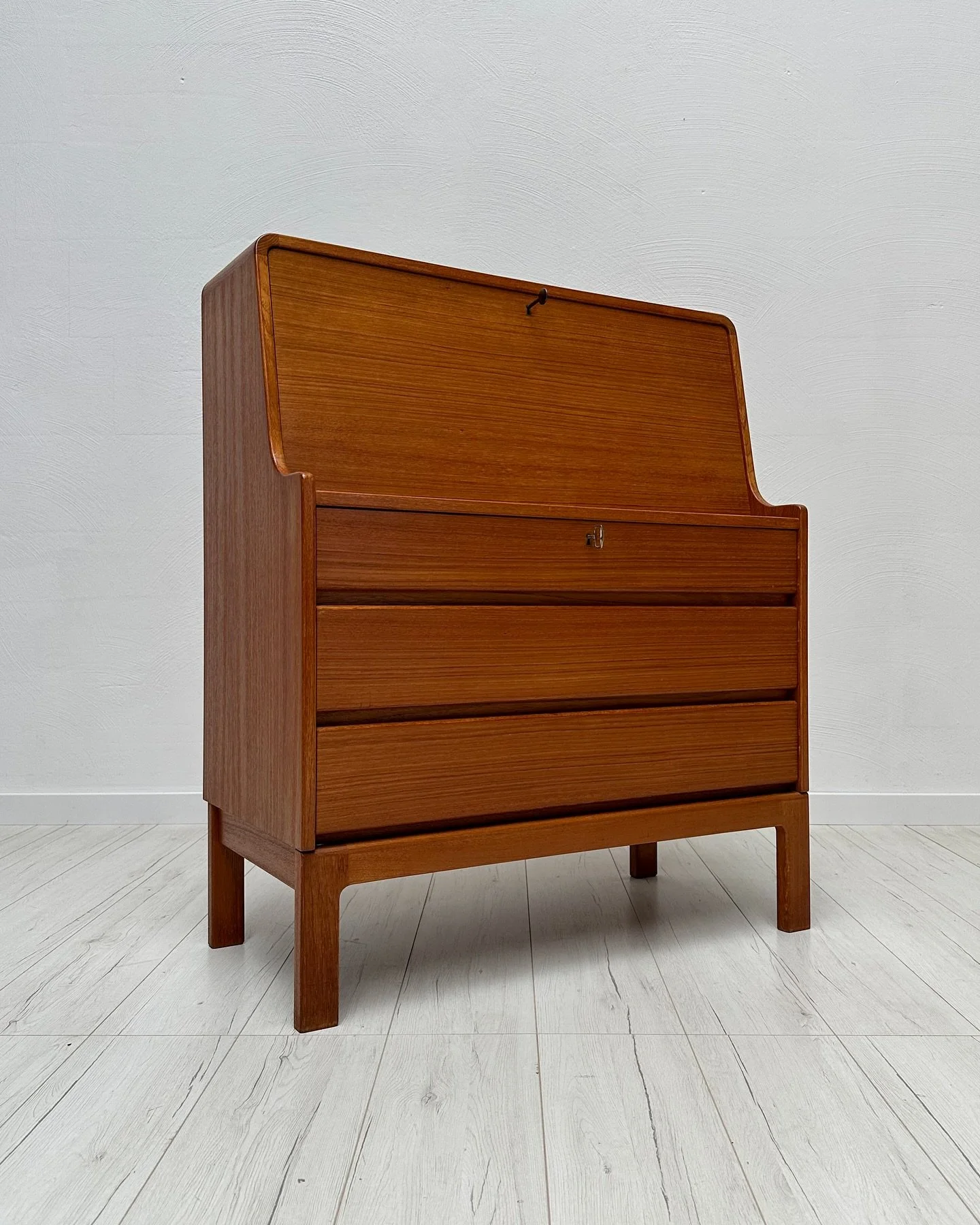 Such a beauty! Vintage Danish teak secretary model 88 by Arne Wahl Iversen for Vinde M&oslash;belfabrik, 1960s. Perfect condition ✨

For more details send us a DM or visit our website.

#vintage #vintagefurniture #furniture #midcenturymodern #danish 