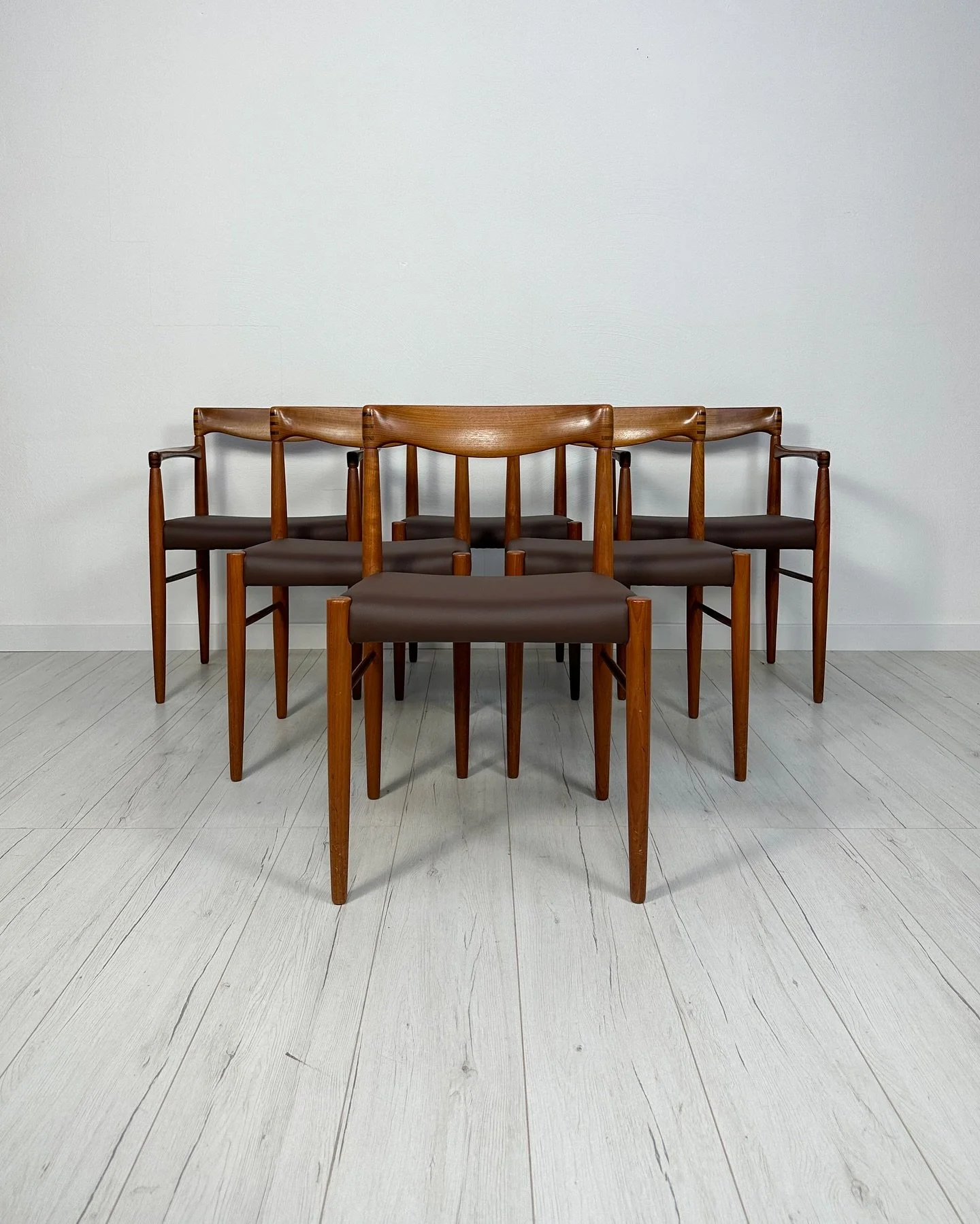 Beautiful set of 6 vintage Danish teak dining chairs by H.W. Klein for Bramin, 1960s. Professionally reupholstered with a vegan brown leather 🤎

For more details send us a DM or visit our website.

#vintage #vintagefurniture #furniture #midcenturymo