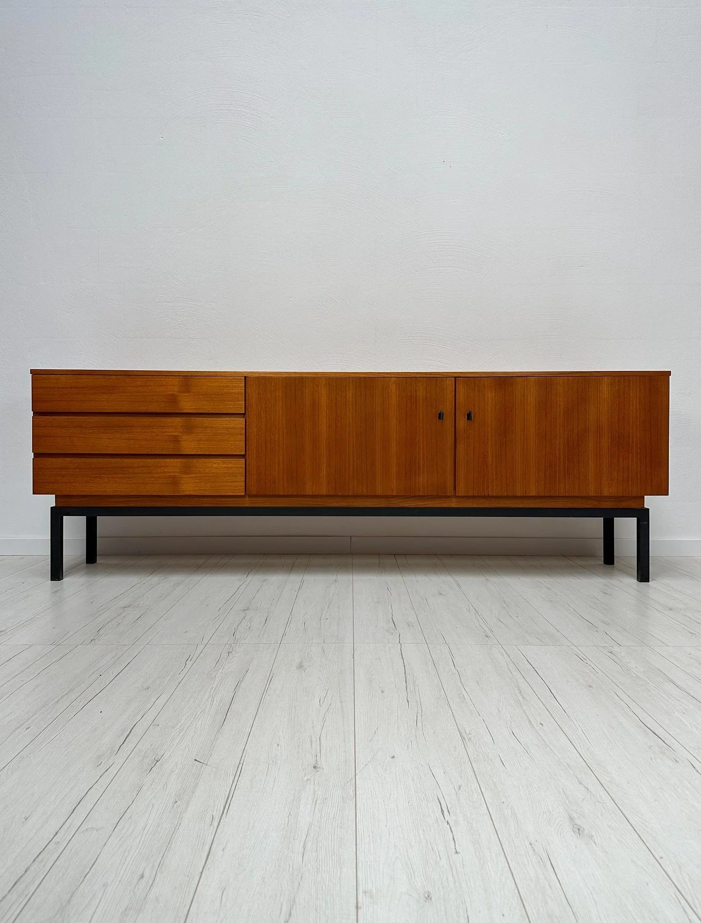 New sideboard ✨ An original piece from the 1960s, crafted in teak, offering lots of practical storage space. 

For more details send us a DM or visit our website.

#vintage #vintagefurniture #furniture #midcenturymodern #danish #togo #michelducaroy #