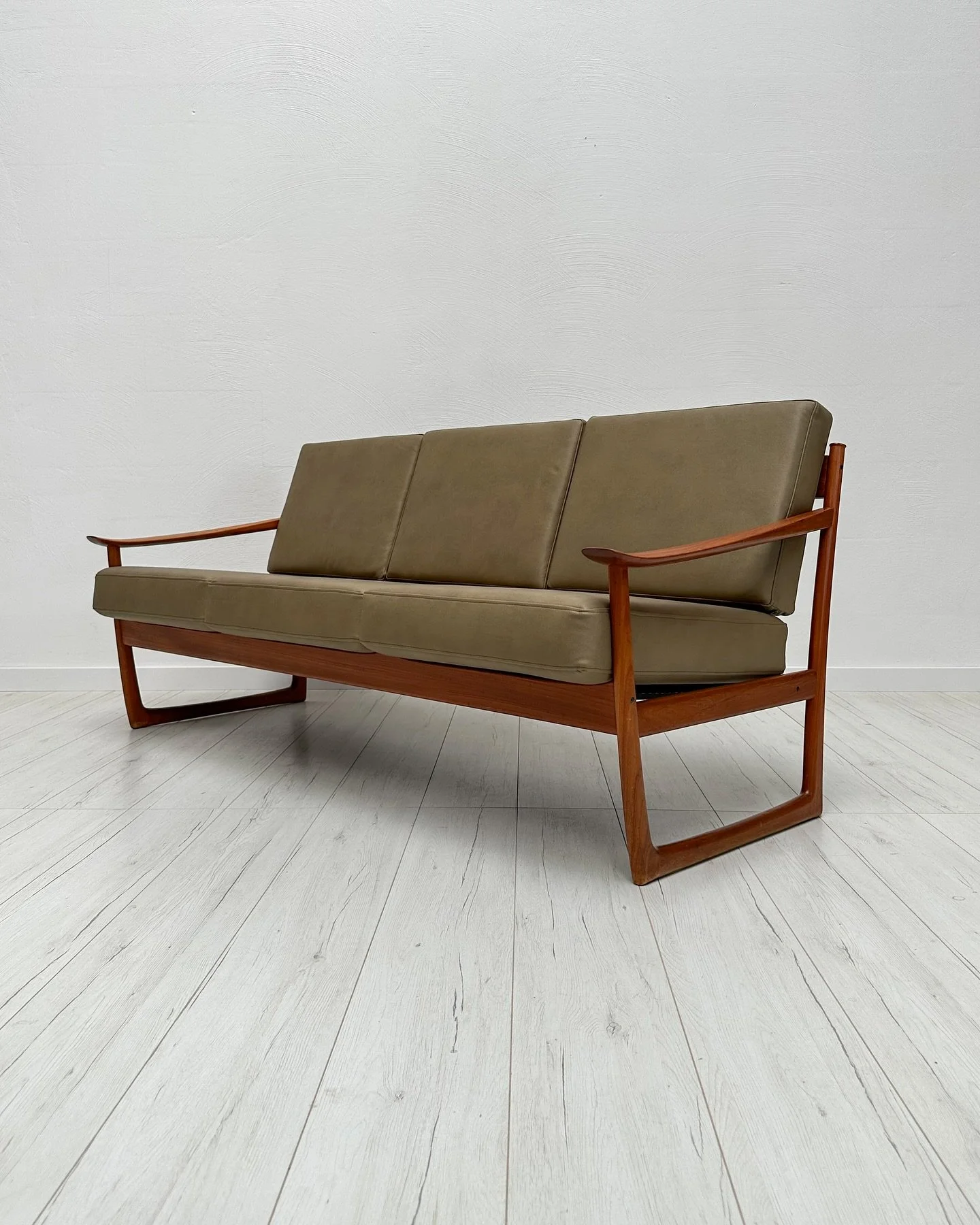 Newly upholstered Vintage Danish Teak FD 130 3-Seater Sofa and Lounge Chairs by Peter Hvidt &amp; Orla M&oslash;lgaard-Nielsen for France &amp; Daverkosen, 1960s. 

For more details send us a DM or visit our website.

#vintage #vintagefurniture #furn