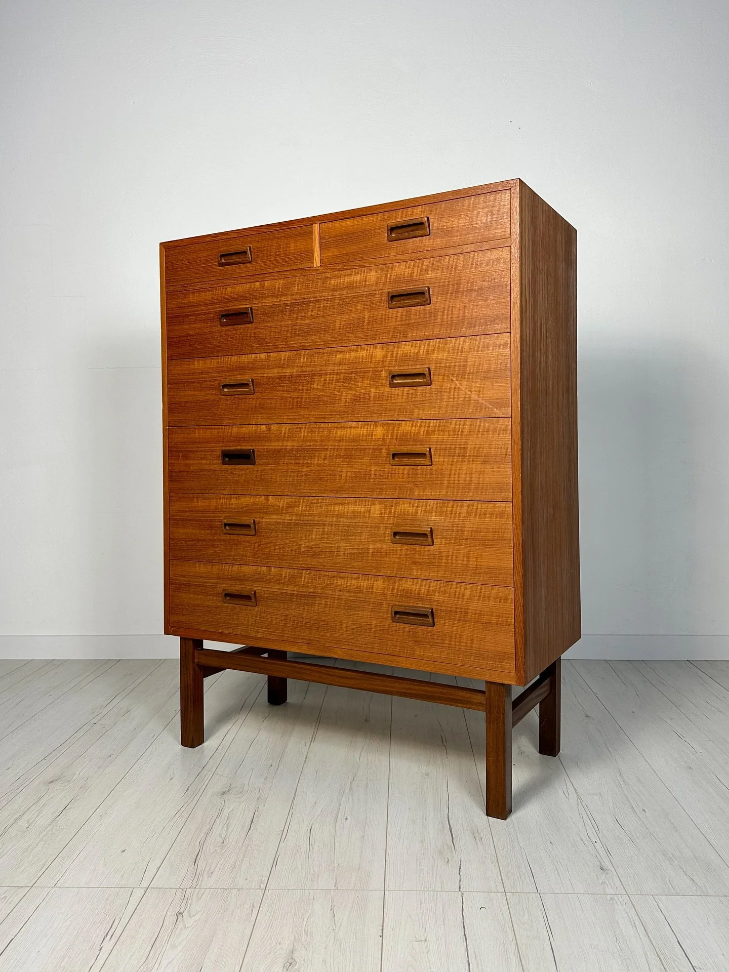 Vintage Danish teak chest of drawers by Holger Jensen, made in Denmark, 1960s. 

For more details send us a DM or visit our website.

#vintage #vintagefurniture #furniture #midcenturymodern #danish #togo #michelducaroy #vintagevibes #timelessbeauty #