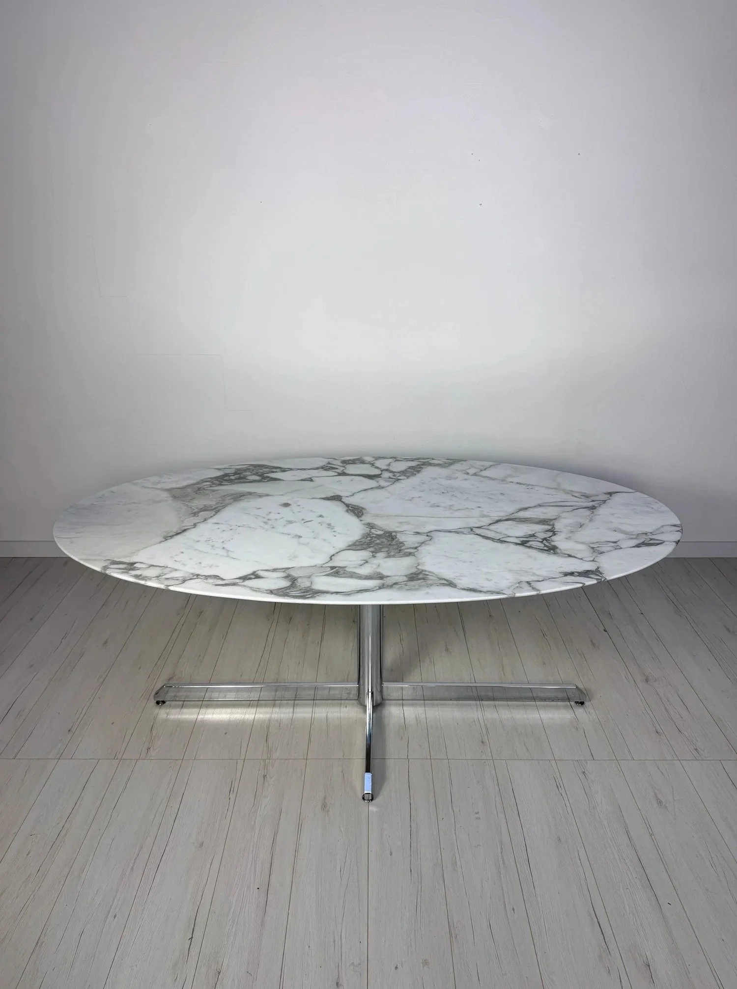 Oval Arabescato Marble Dining Table by Florence Knoll for Roche Bobois, 1960s

Arabescato marble is known for its bold, expressive grey veining &ndash; no two slabs look alike. On this large oval table it becomes the centrepiece of the room.

Generou