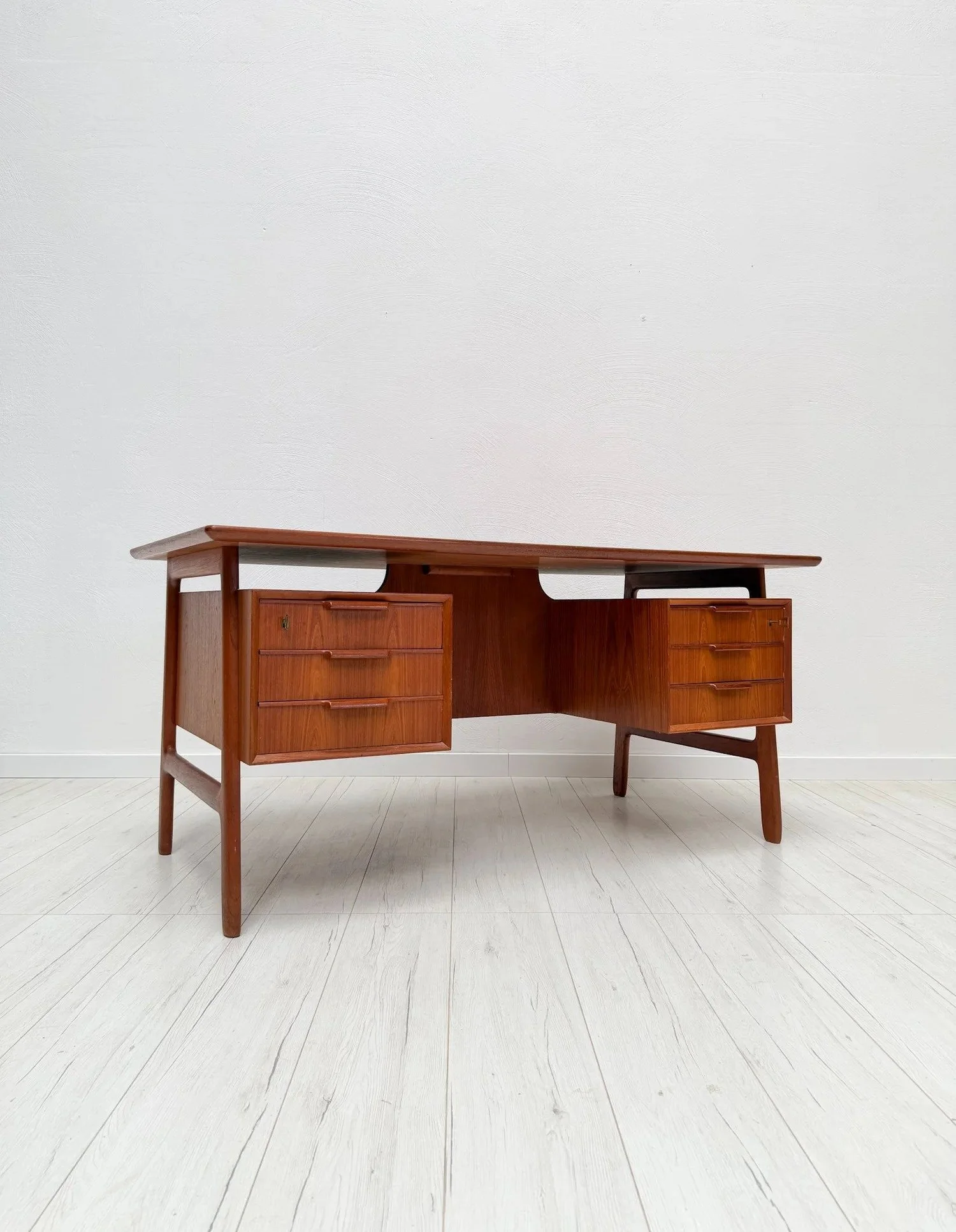 Model 75 Desk by Gunni Omann for Omann Jun, 1960s

Gunni Omann&rsquo;s desks for Omann Jun are among the most elegant pieces of Danish mid-century office furniture &ndash; and the Model 75 is a perfect example.

A floating teak writing surface, six d