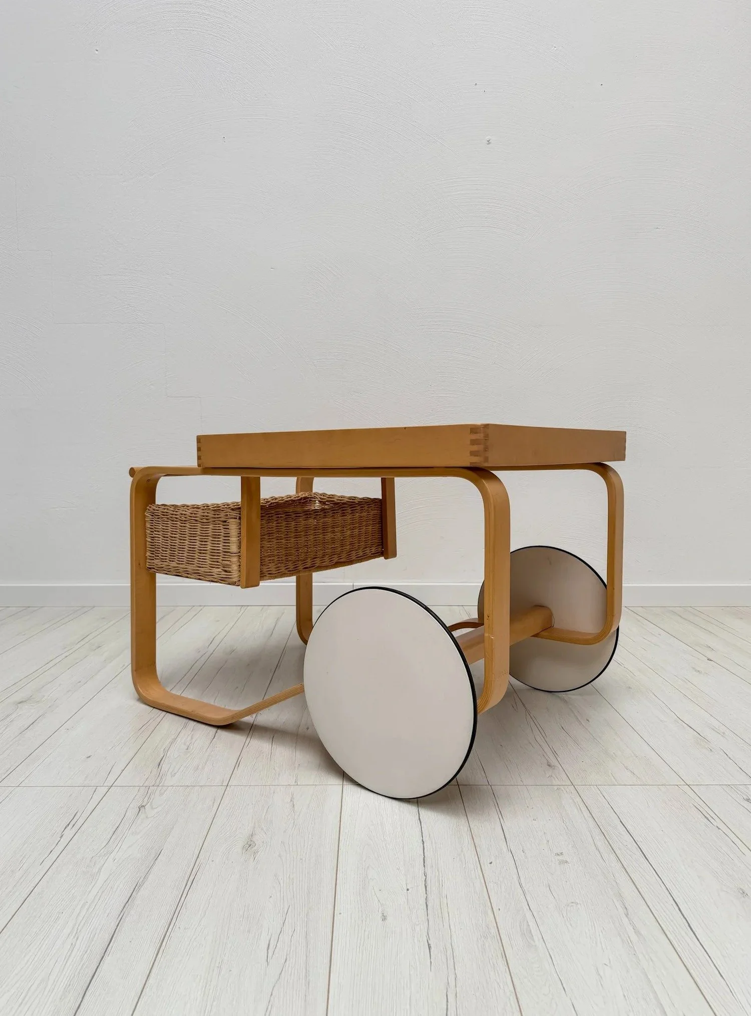 Model 900 Tea Trolley by Alvar Aalto for Artek

Designed by Alvar Aalto in 1936, the Model 900 shows what made the Finnish architect so influential: bent wood, soft curves and a design that is as practical as it is sculptural.

Bent beechwood frame, 