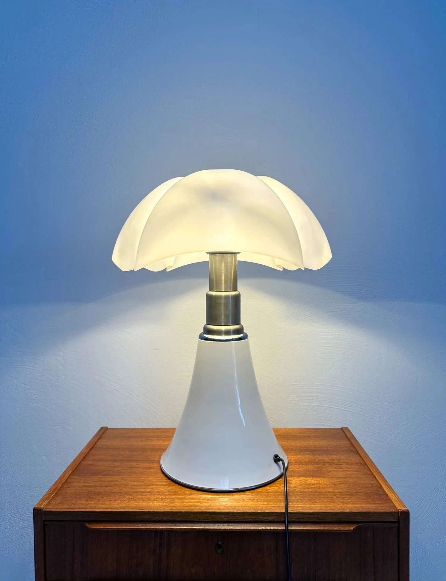 Large Pipistrello Lamp by Gae Aulenti for Martinelli Luce, 1970s

&ldquo;Pipistrello&rdquo; means bat in Italian &ndash; a nod to the winged shade that made Gae Aulenti&rsquo;s 1965 design an instant icon.

White opal methacrylate shade on a satin st
